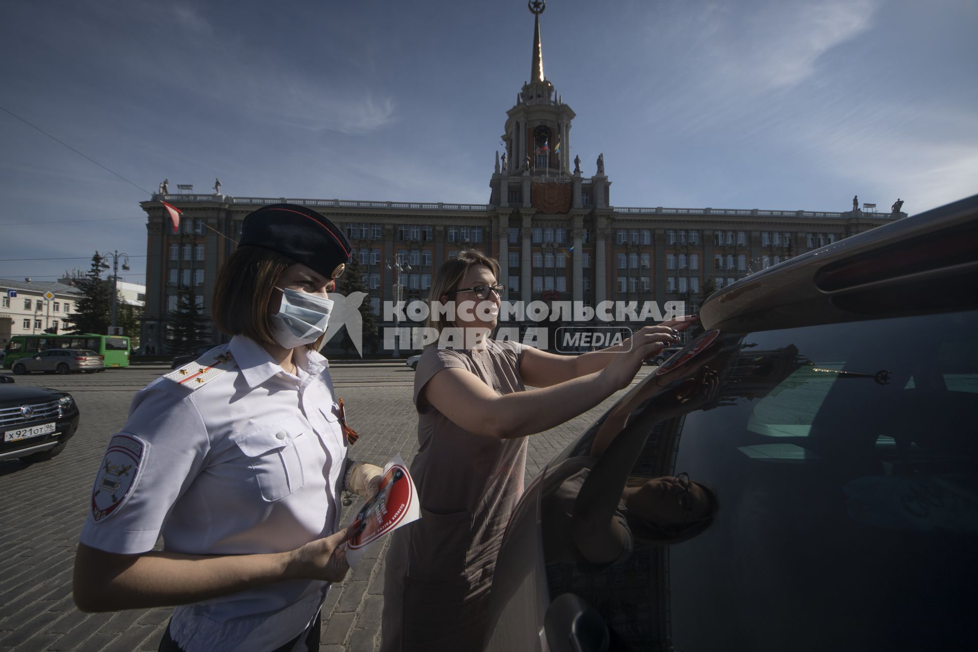 Екатеринбург. Сотрудники ГИБДД вручают водителю светоотражающие значки  наклейки с символикой 75-й годовщины Победы, накануне Дня Победы