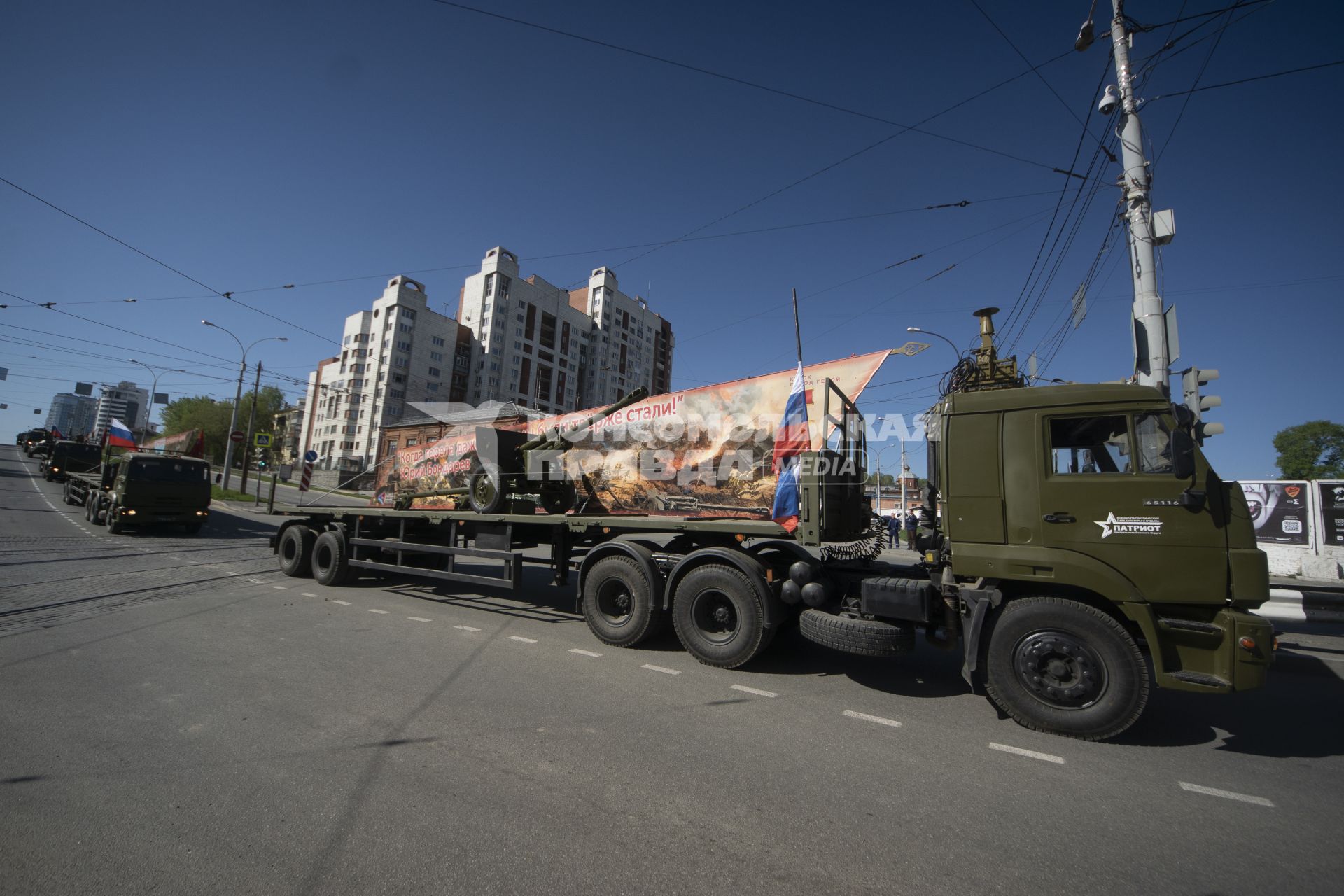 Екатеринбург. Празднование Дня Победы в Екатеринбурге. Колонна военных грузовиков с платформами-баннерами с изображением основных этапов Великой Отечественной войны, перед началом праздничных мероприятий