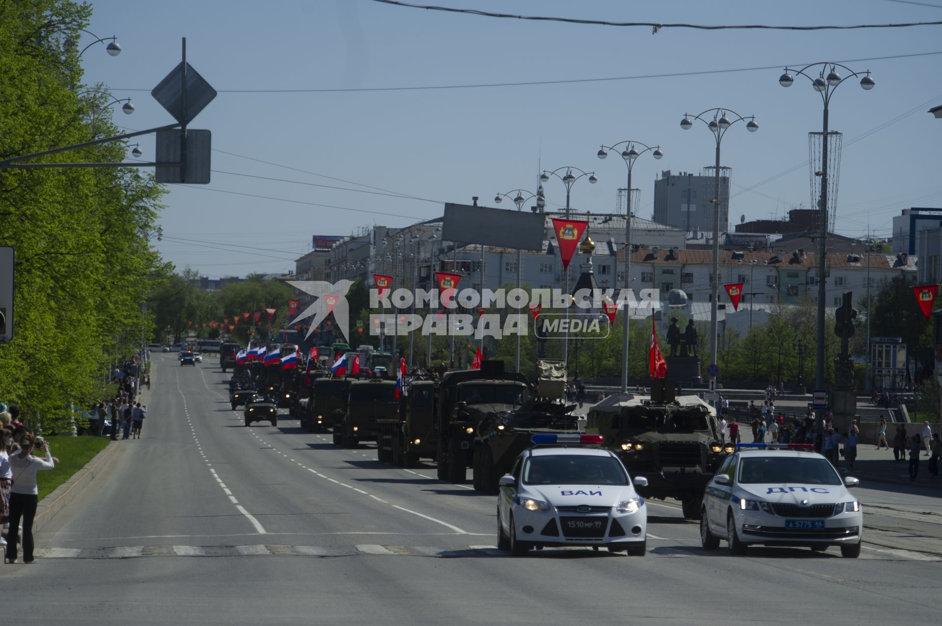 Екатеринбург. Празднование Дня Победы в Екатеринбурге. Колонна военных грузовиков с платформами-баннерами с изображением основных этапов Великой Отечественной войны, на проспекте Ленина во время праздничных мероприятий