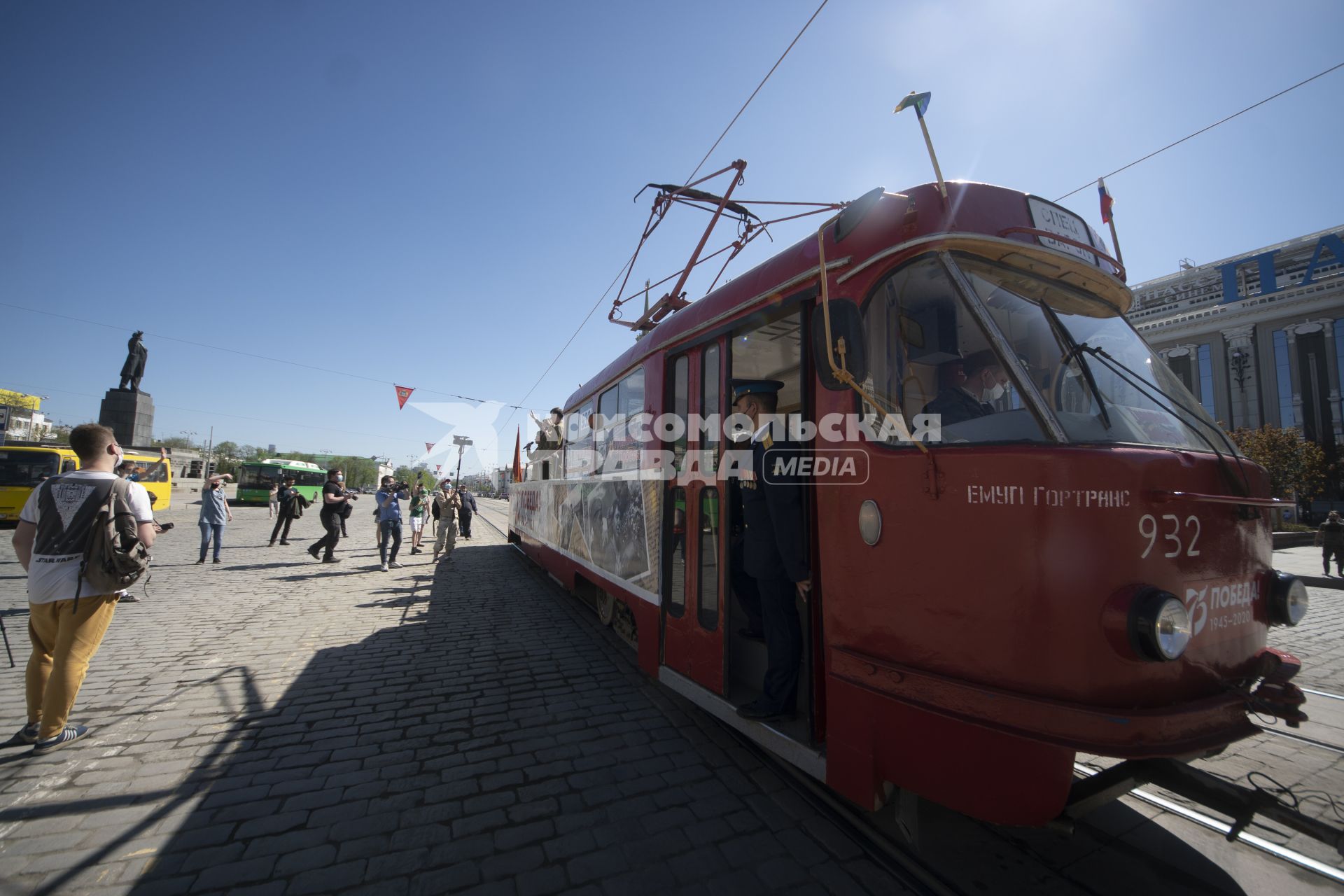 Екатеринбург. \'Трамвай Победы\' с артистами театра ансамбля песни и пляски, во время праздничных мероприятий в честь 75-й годовщины победы в ВОВ