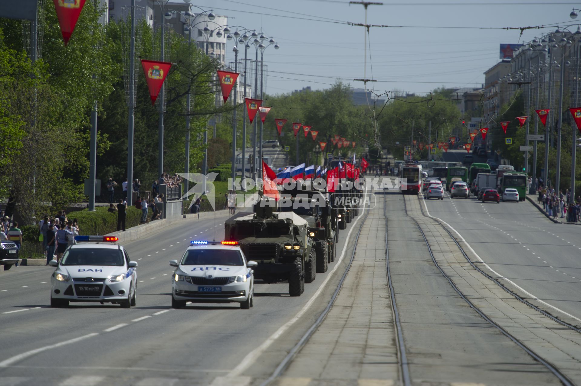 Екатеринбург. Празднование Дня Победы в Екатеринбурге. Колонна военных грузовиков с платформами-баннерами с изображением основных этапов Великой Отечественной войны, на проспекте Ленина во время праздничных мероприятий