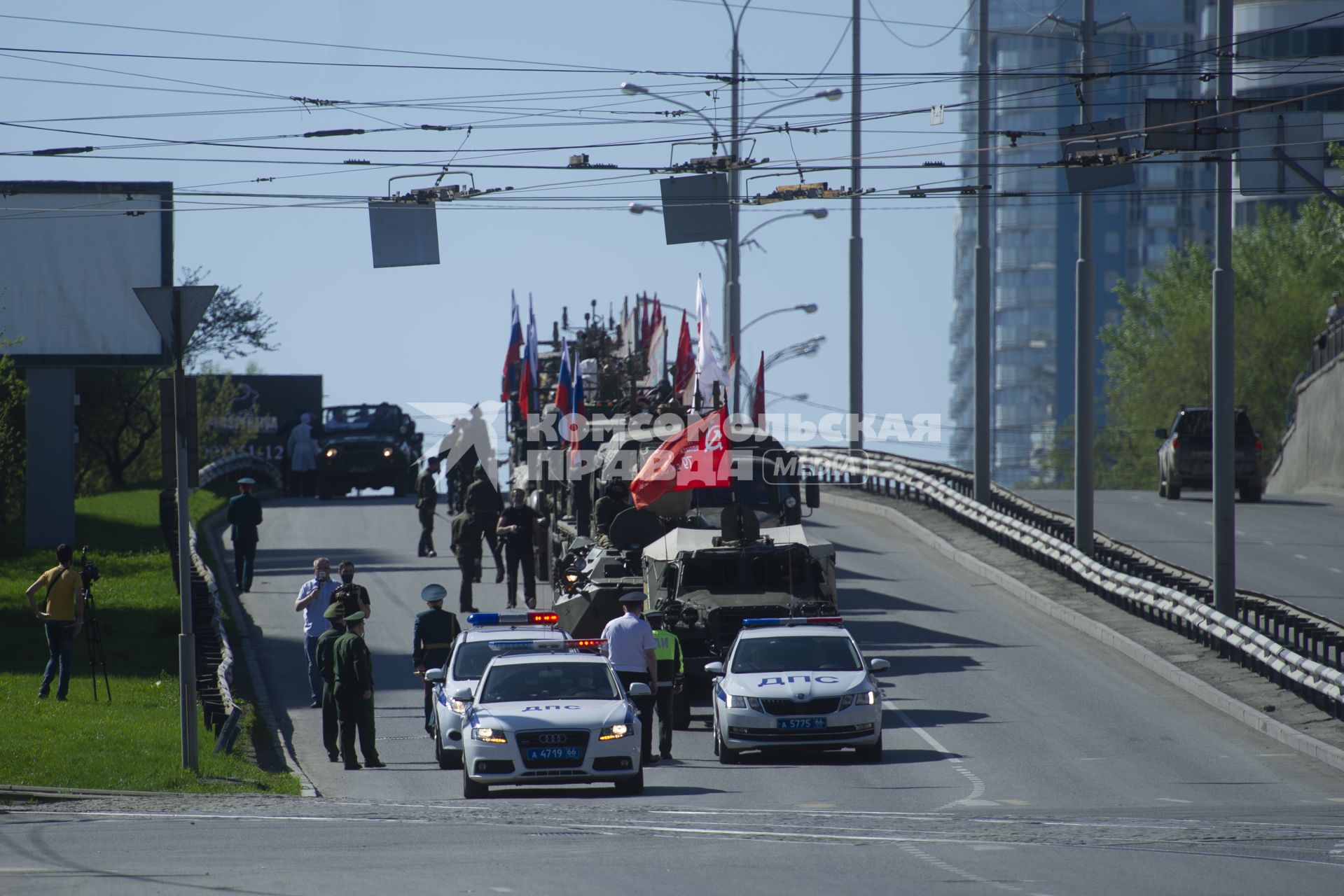 Екатеринбург. Празднование Дня Победы в Екатеринбурге. Колонна военных грузовиков с платформами-баннерами с изображением основных этапов Великой Отечественной войны, перед началом праздничных мероприятий