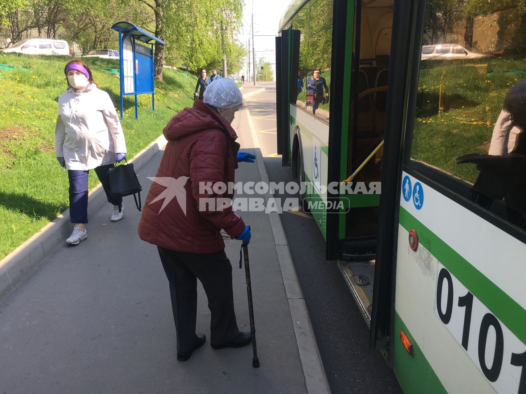 Москва. Пассажиры на остановке общественного транспорта.