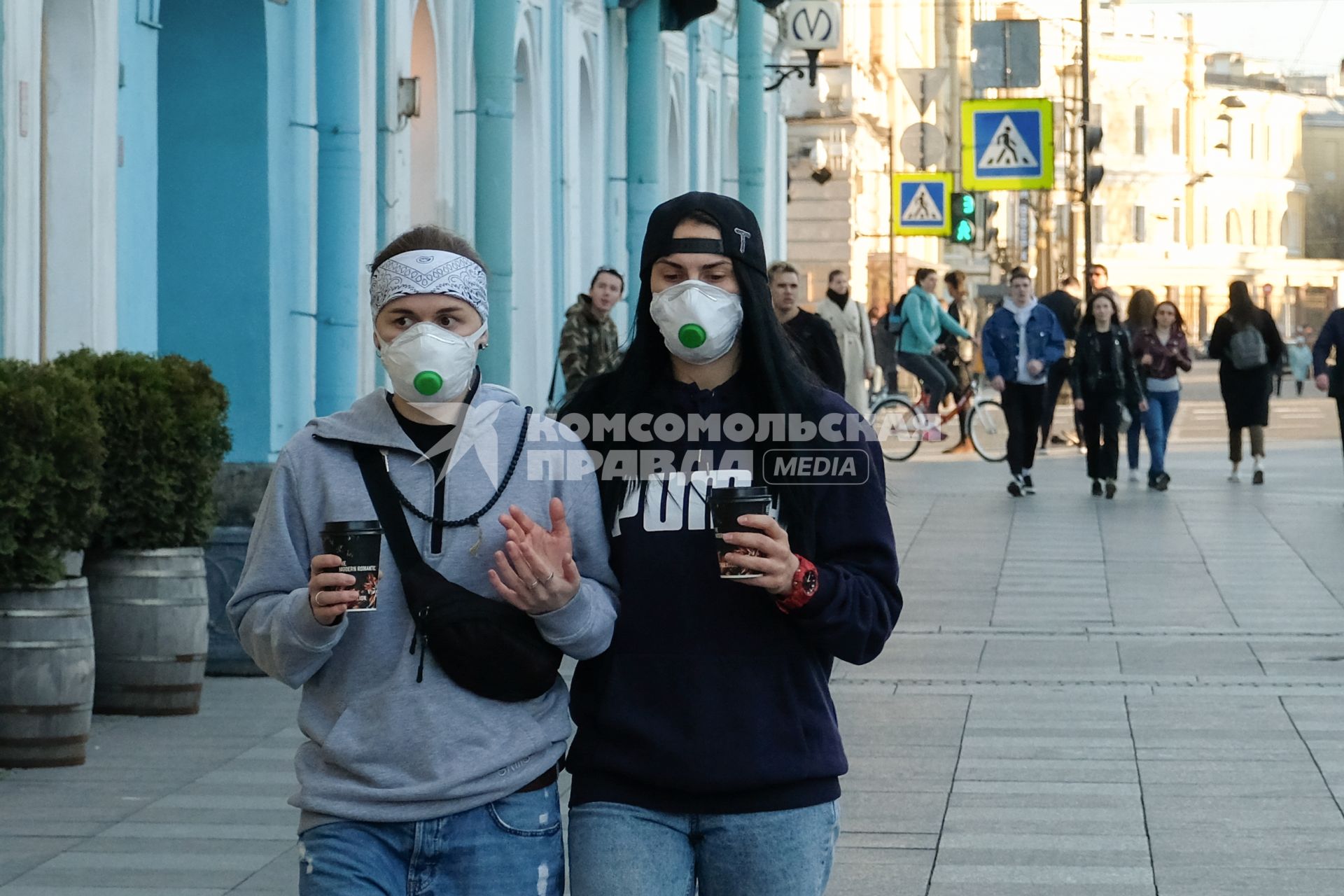 Санкт-Петербург. Горожане в респираторах  на улице.