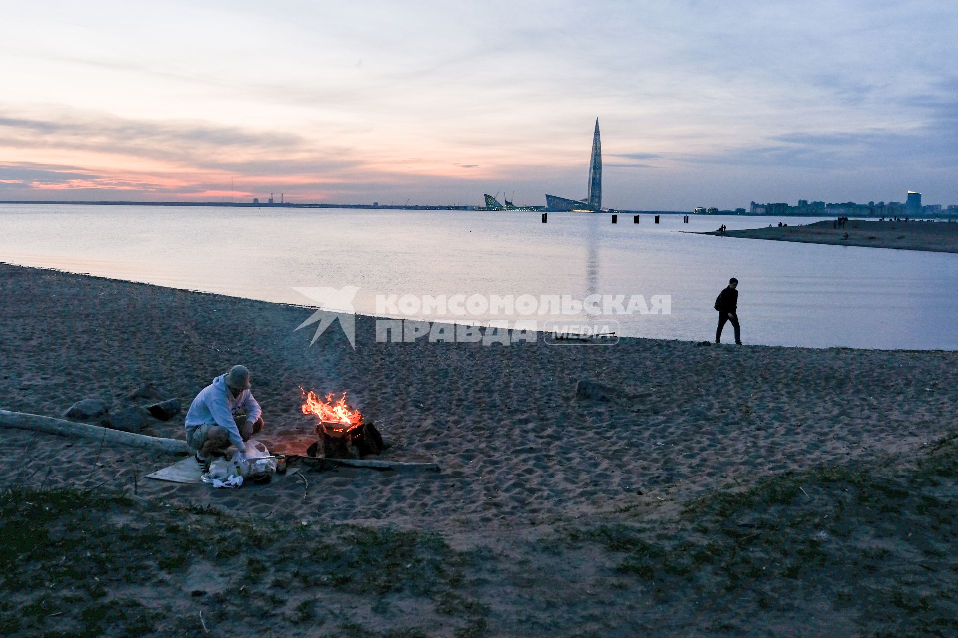 Санкт-Петербург.   Мужчина жарит шашлык на набережной.