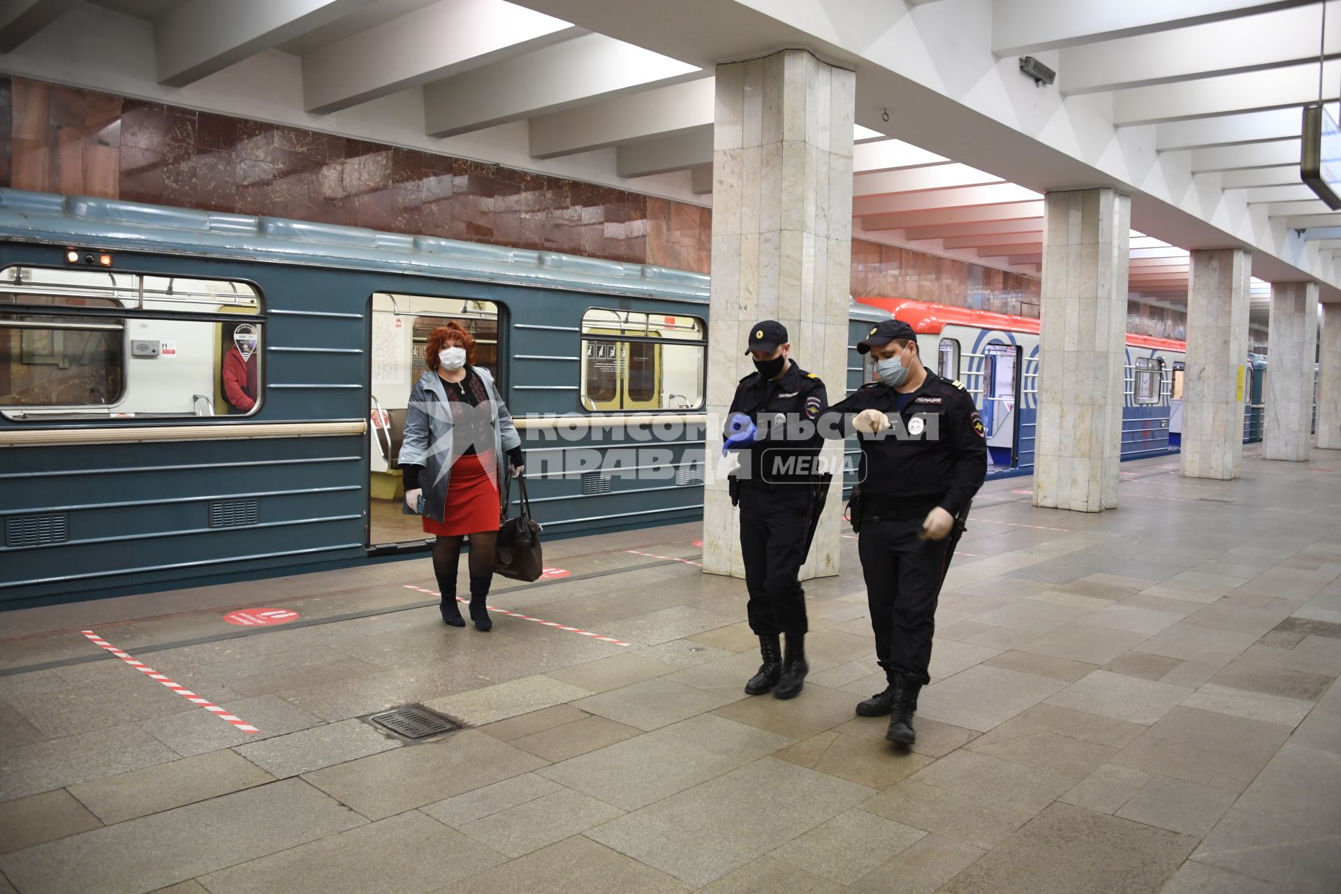 Москва. Сотрудники полиции в медицинских масках на станции метро.