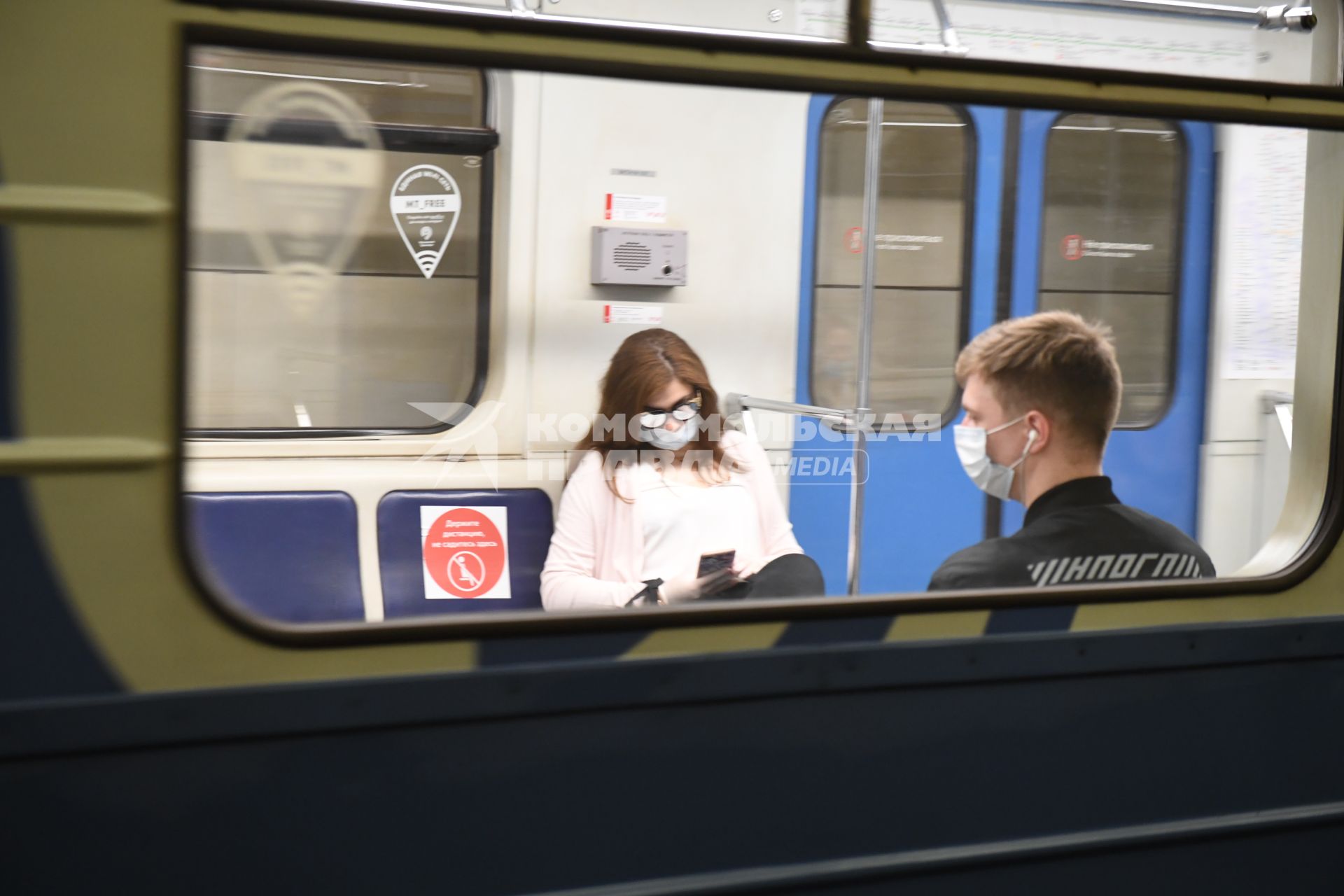 Москва. Пассажиры в медицинских масках в вагоне метро.