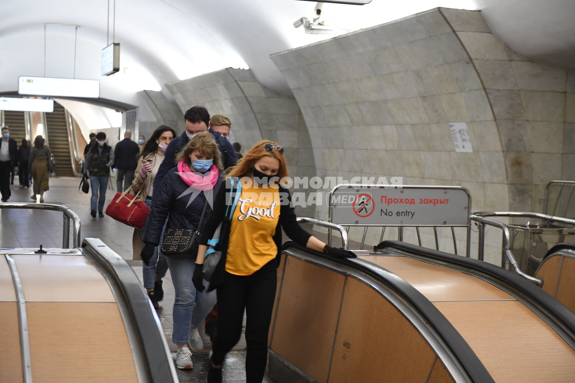 Москва. Пассажиры в медицинских масках на станции метро.