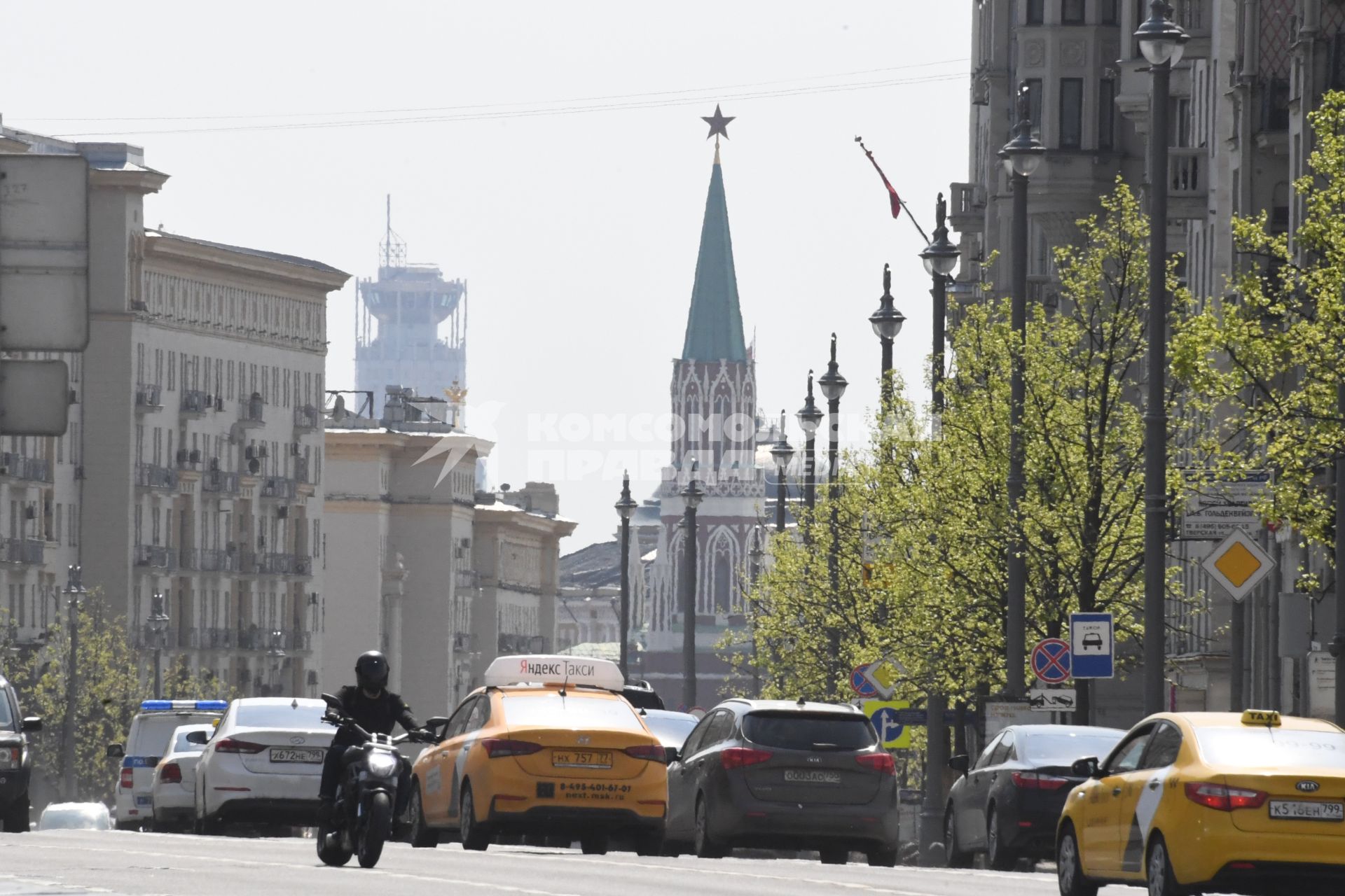 Москва. Вид на Никольскую башню Московского Кремля.