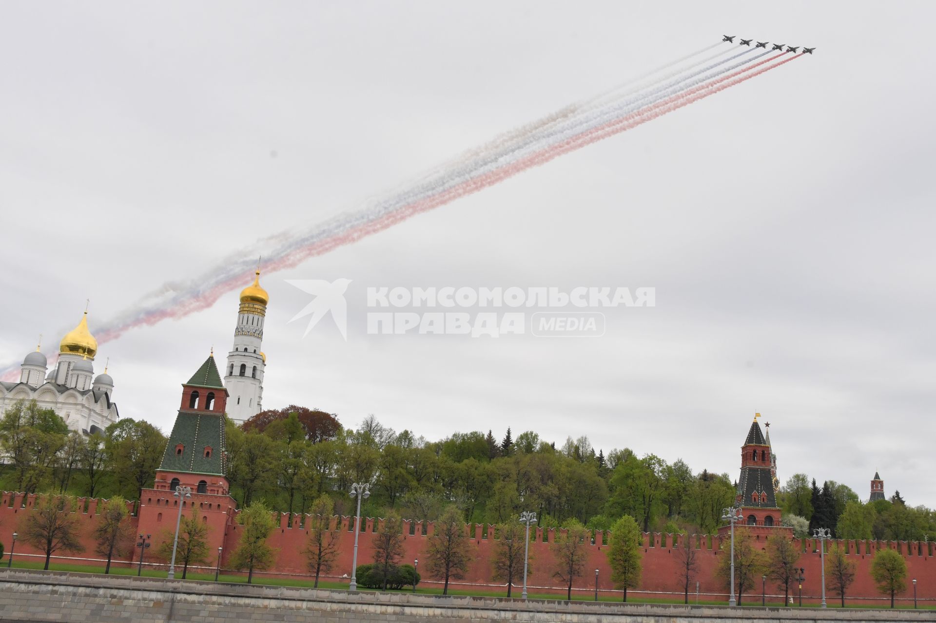 Москва.  Штурмовики Су-25 на воздушном параде Победы в Москве.