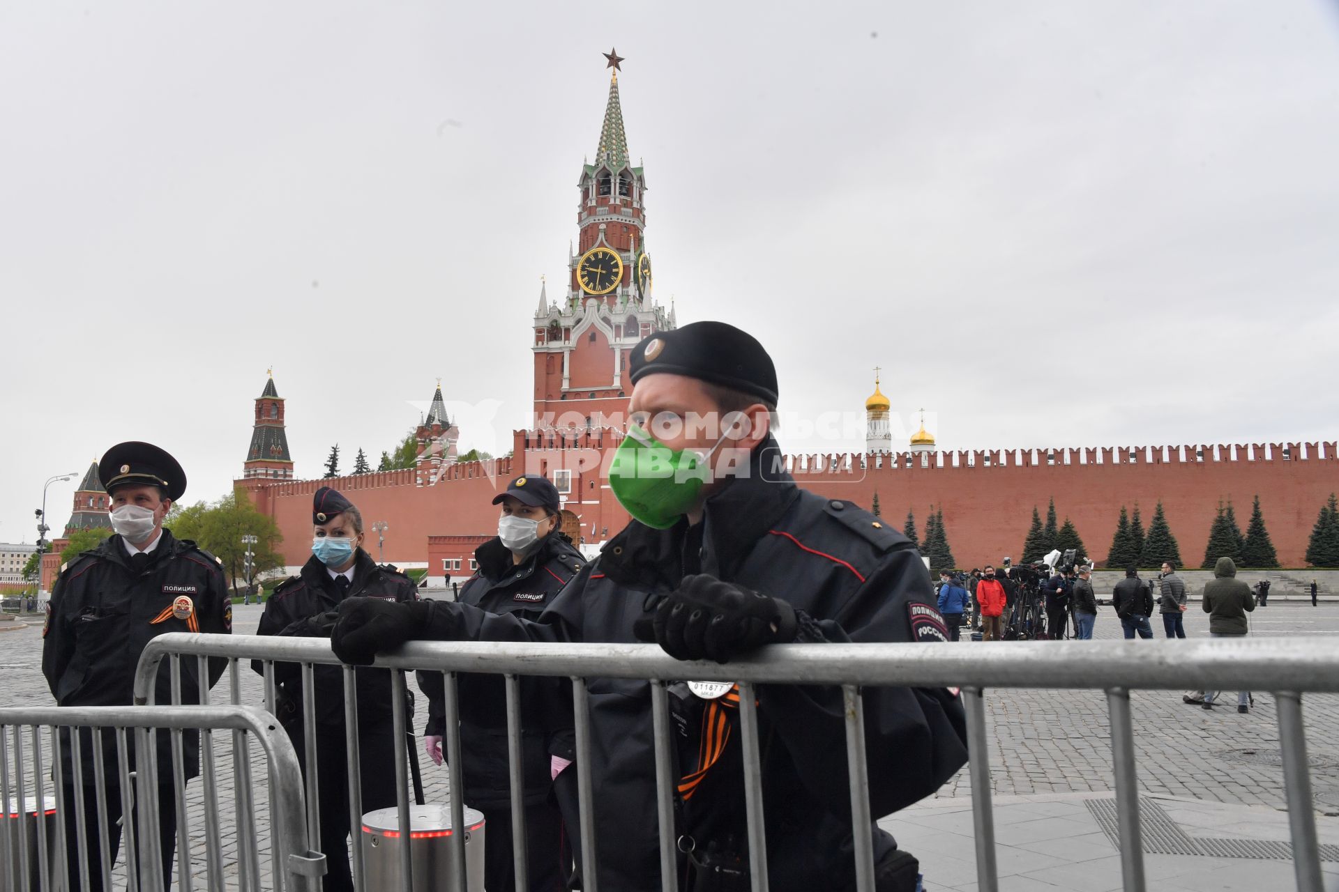 Москва. Сотрудники полиции  на Красной площади перед началом воздушного парада Победы в Москве.