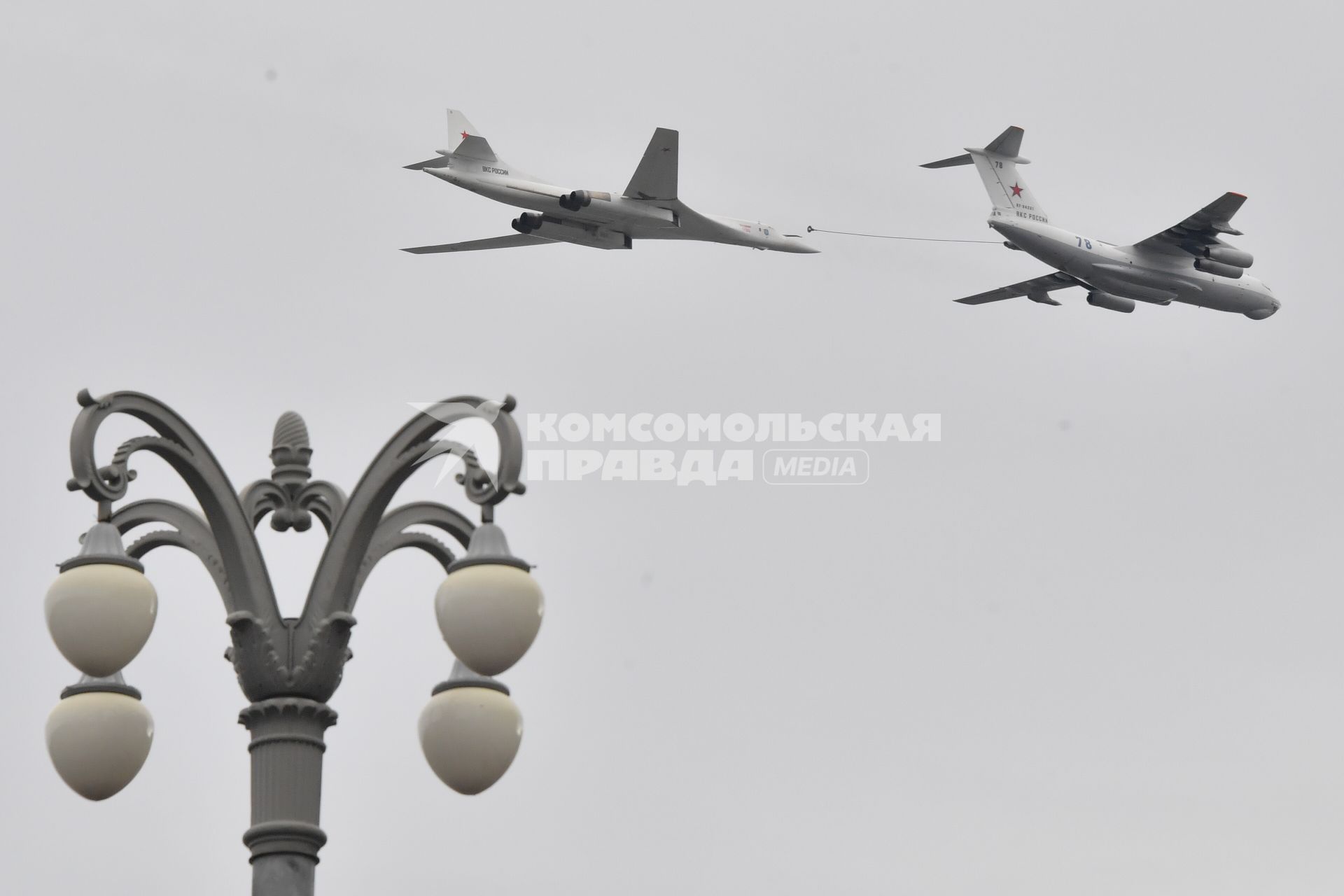 Москва.  Самолет-заправщик Ил-78 и стратегический бомбардировщик-ракетоносец Ту-160  во время воздушного парада Победы в Москве.