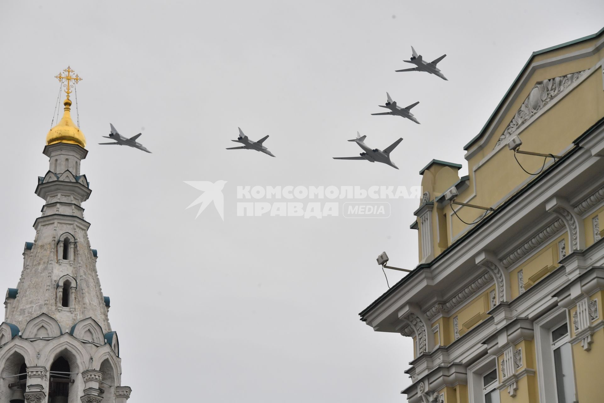 Москва.  Во время воздушного парада Победы в Москве.