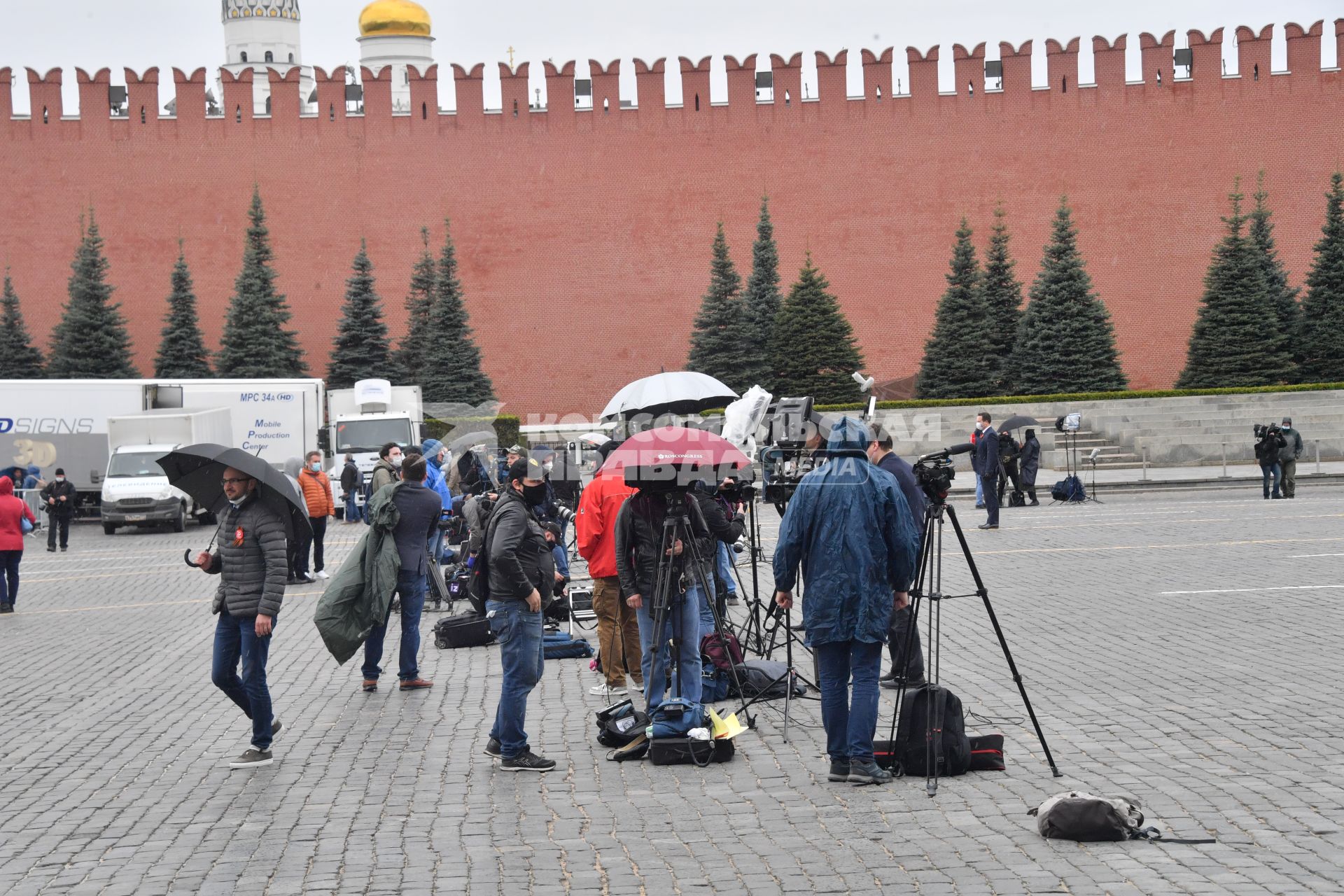 Москва. Журналисты и фотокорреспонденты на Красной площади перед началом воздушного парада Победы в Москве.