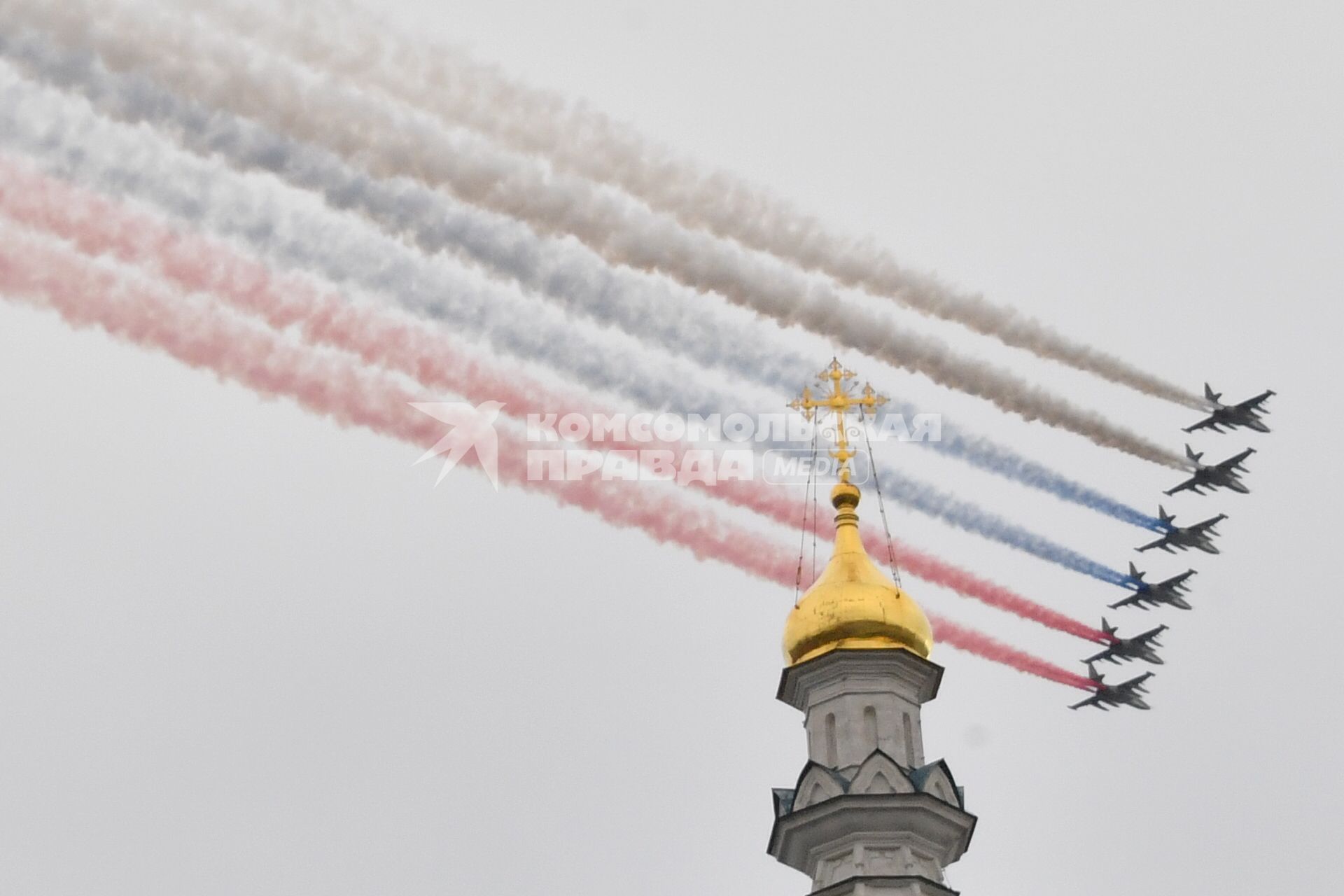 Москва.  Штурмовики Су-25 на воздушном параде Победы в Москве.