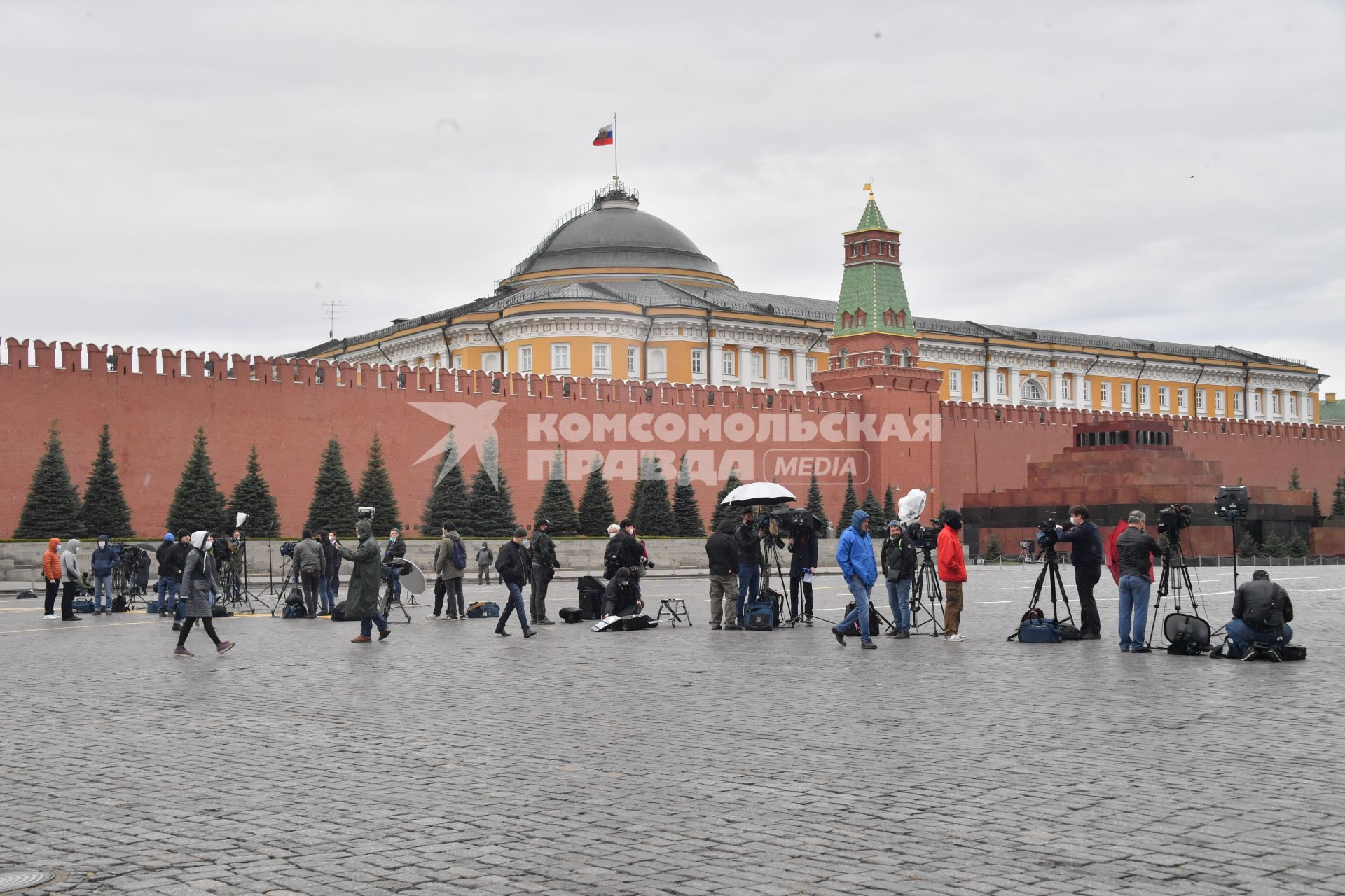 Москва. Журналисты и фотокорреспонденты на Красной площади перед началом воздушного парада Победы в Москве.