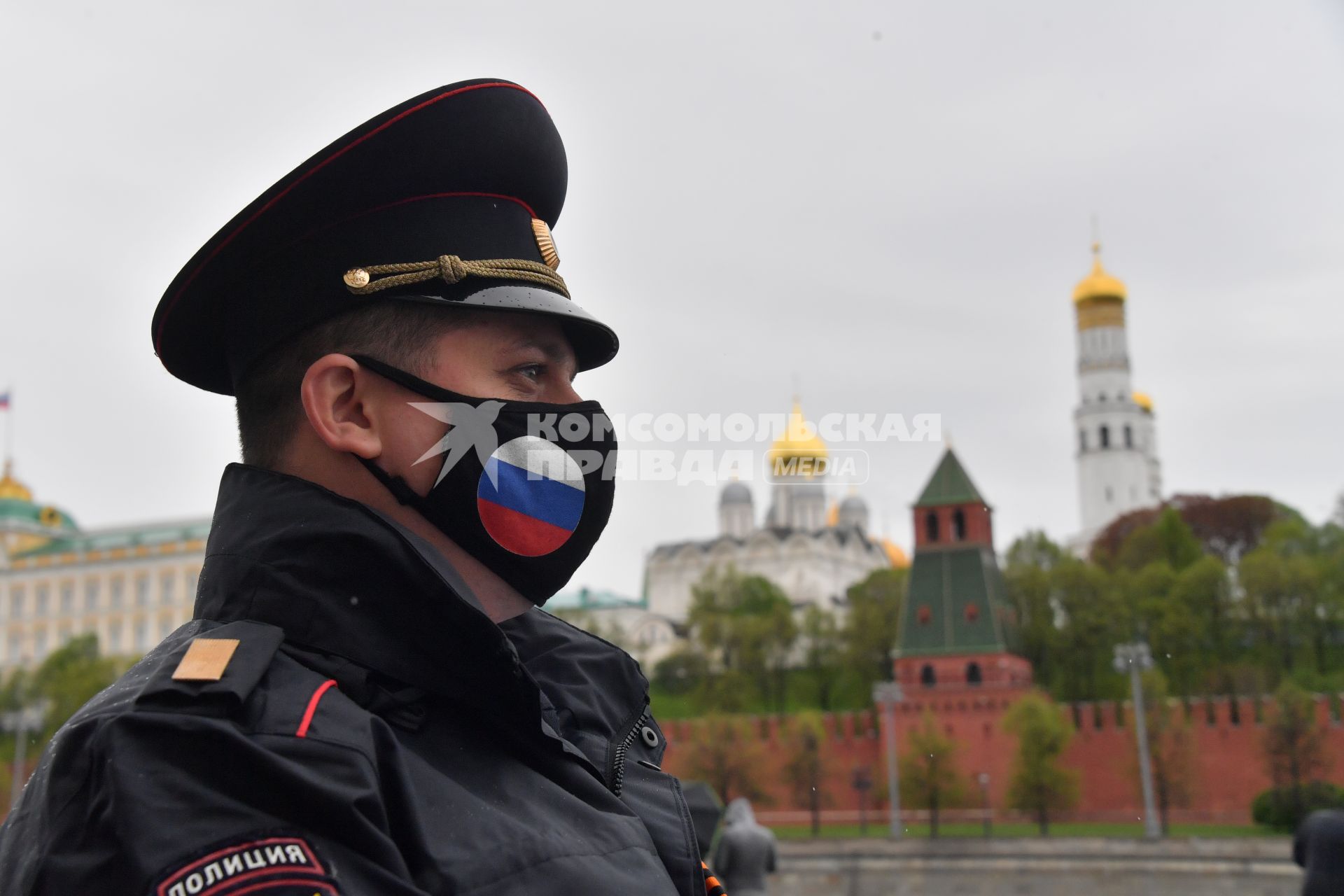 Москва. Сотрудники полиции  на Красной площади перед началом воздушного парада Победы в Москве.