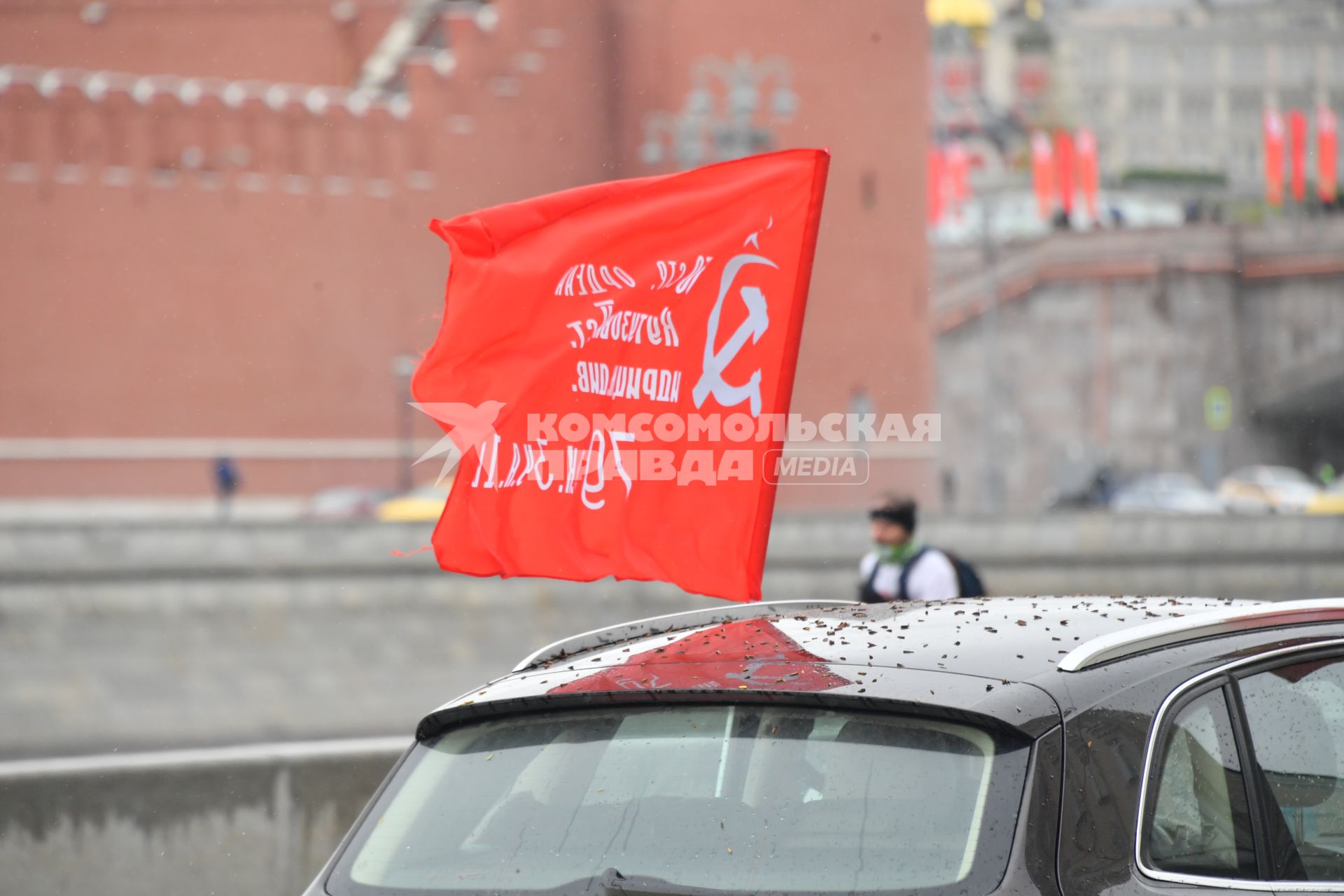 Москва.  Красный флаг на Красной площадиво время воздушного парада Победы в Москве.