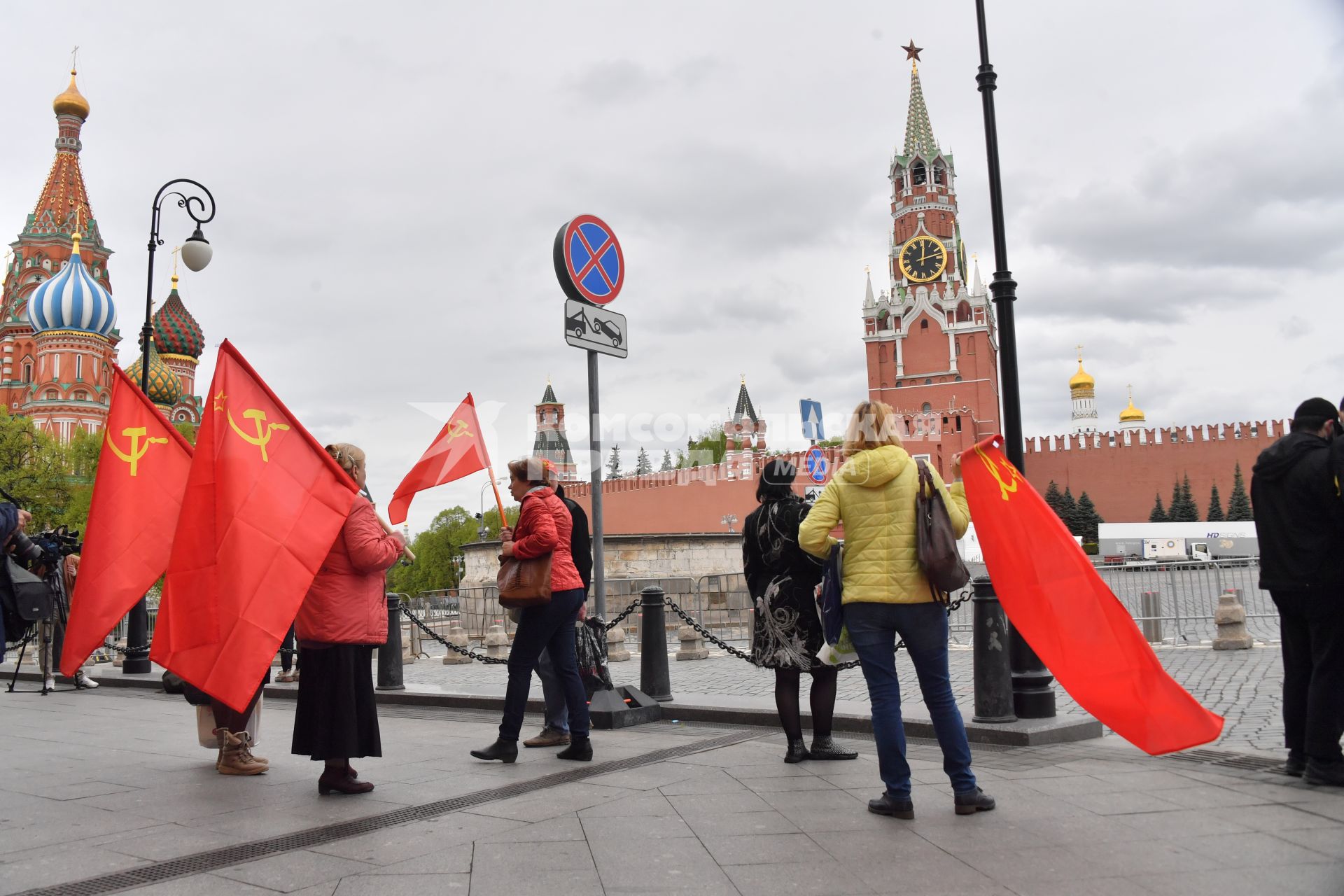 Москва. Женщины с красными флагами на Красной площади во время празднования Дня Победы.