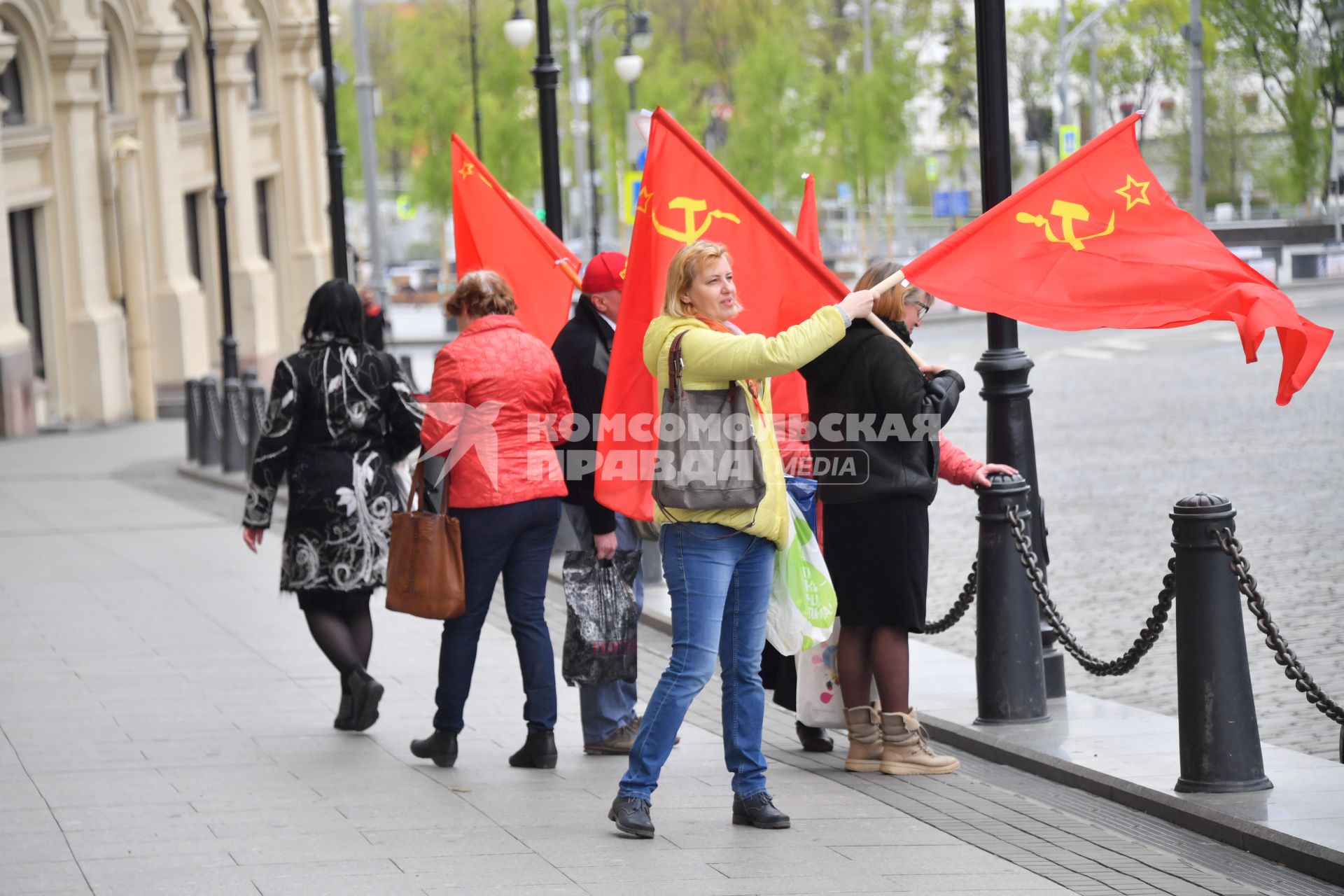 Москва. Женщины с красными флагами на Красной площади во время празднования Дня Победы.