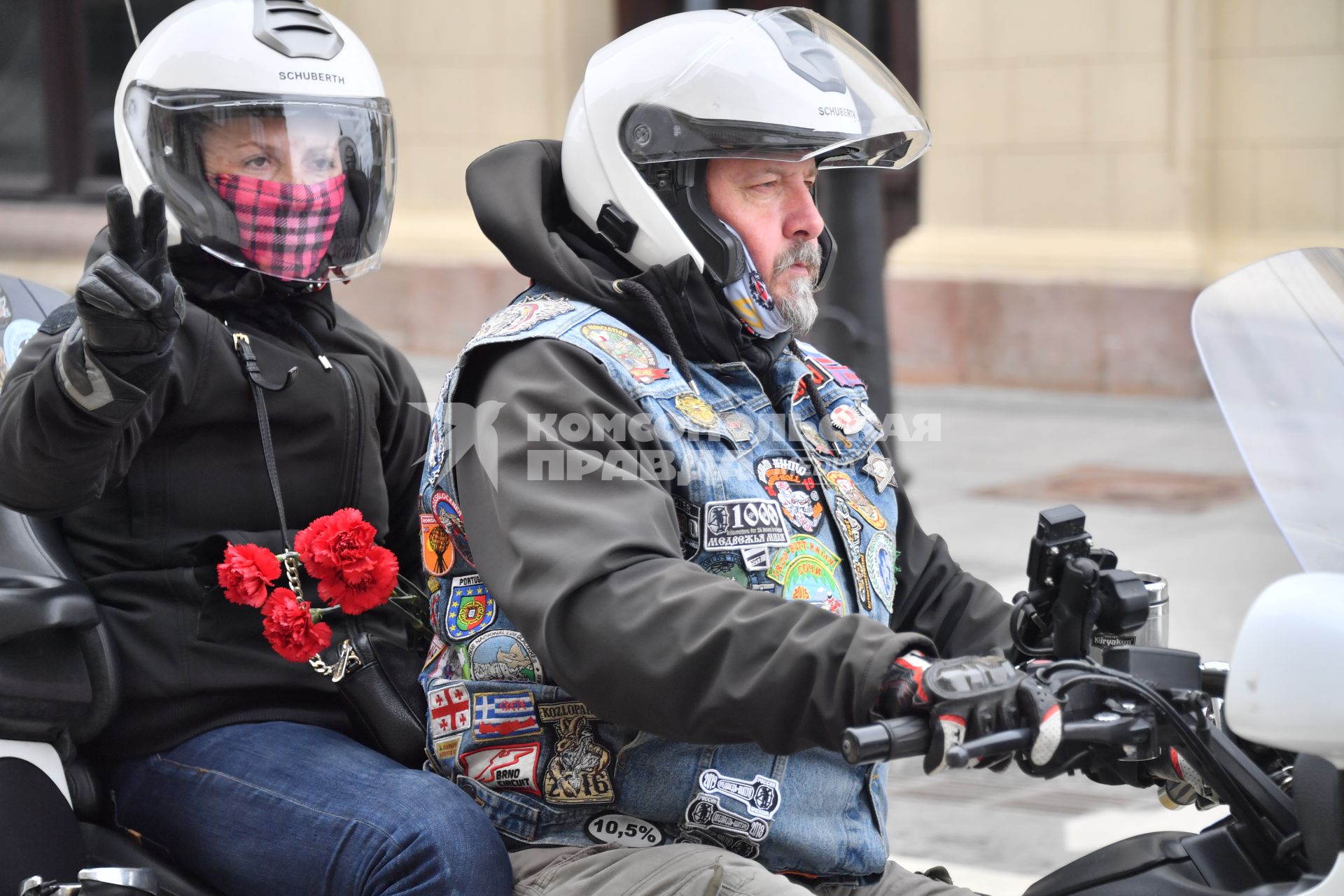 Москва.   Мужчина и женщина на мотоцикле.