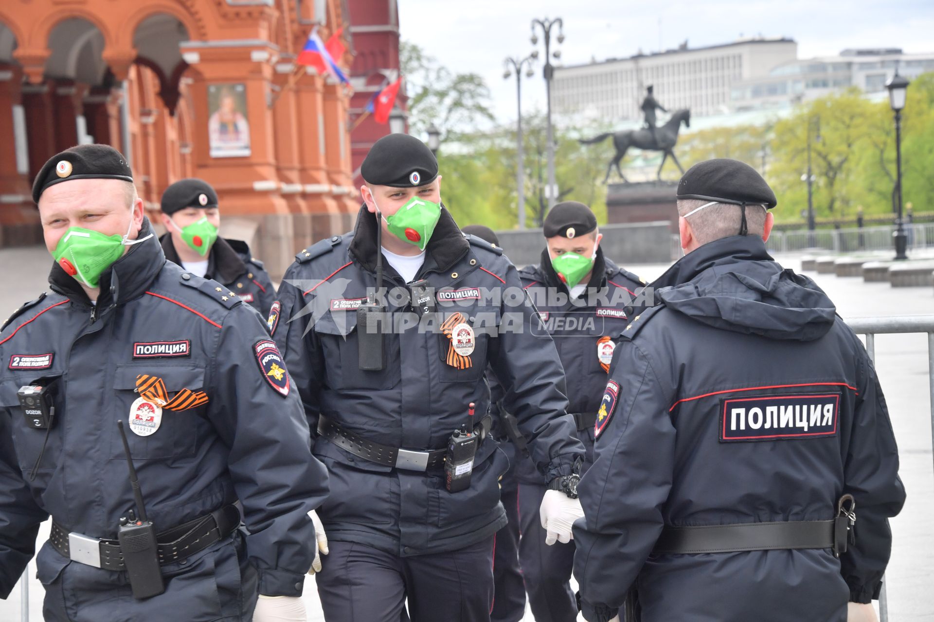 Москва. Сотрудники полиции в медицинских масках на Манежной площади.