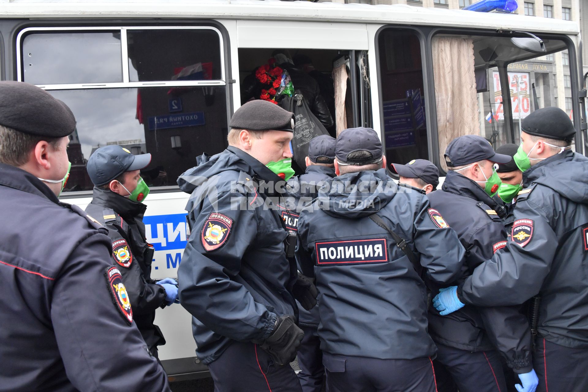 Москва. Сотрудники полиции проводят задержание у здания Госдумы  во время празднования дня Победы.