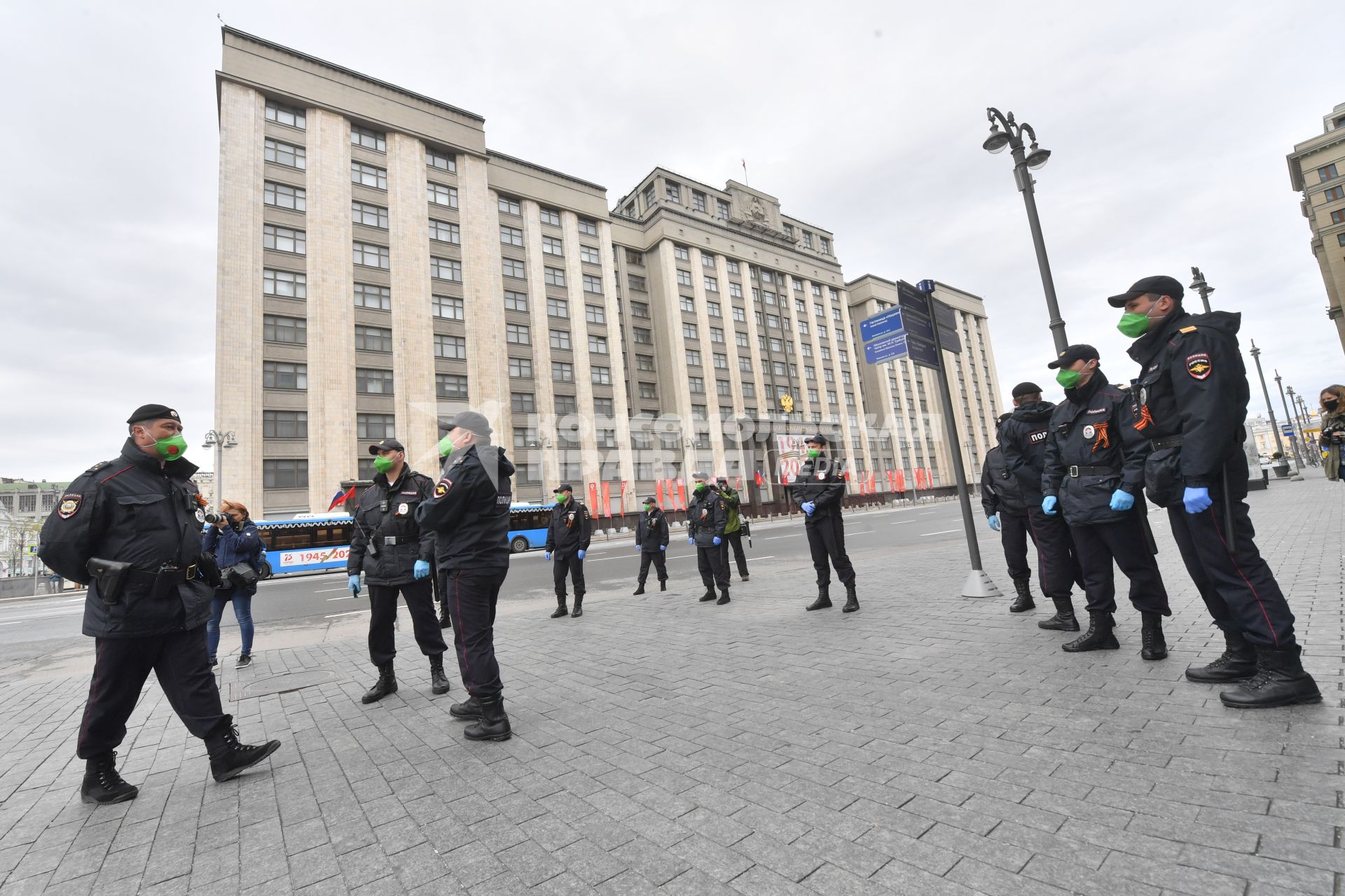 Москва.  Сотрудники полиции в медицинских масках у здания Госдумы.