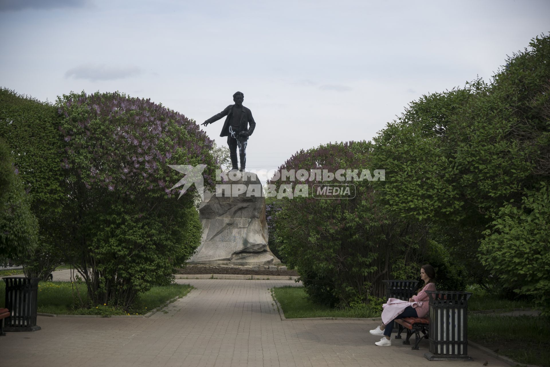 Екатеринбург. Памятник революционеру Якову Свердлову исписанный вандалами надписям \'Путин\'