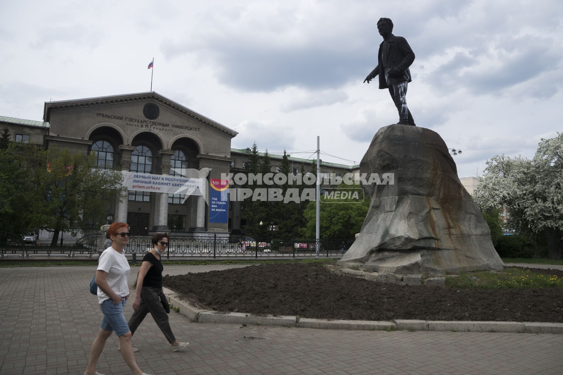 Екатеринбург. Памятник революционеру Якову Свердлову исписанный вандалами надписям \'Путин\'