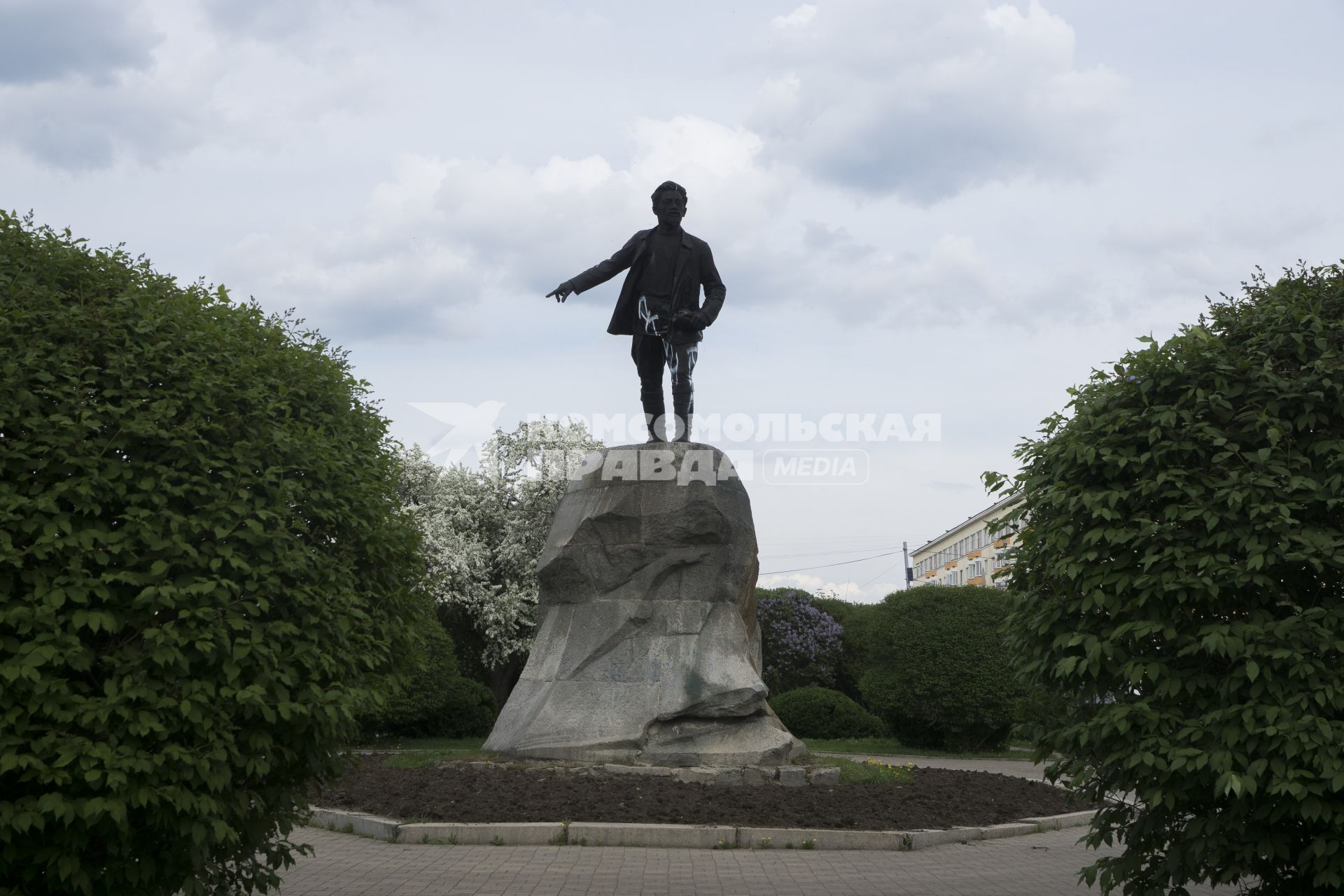 Екатеринбург. Памятник революционеру Якову Свердлову исписанный вандалами надписям \'Путин\'