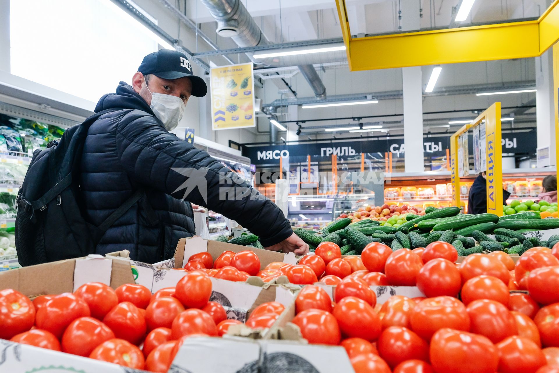 Санкт-Петербург. Мужчина в медицинской маске  выбирает продукты в магазине.