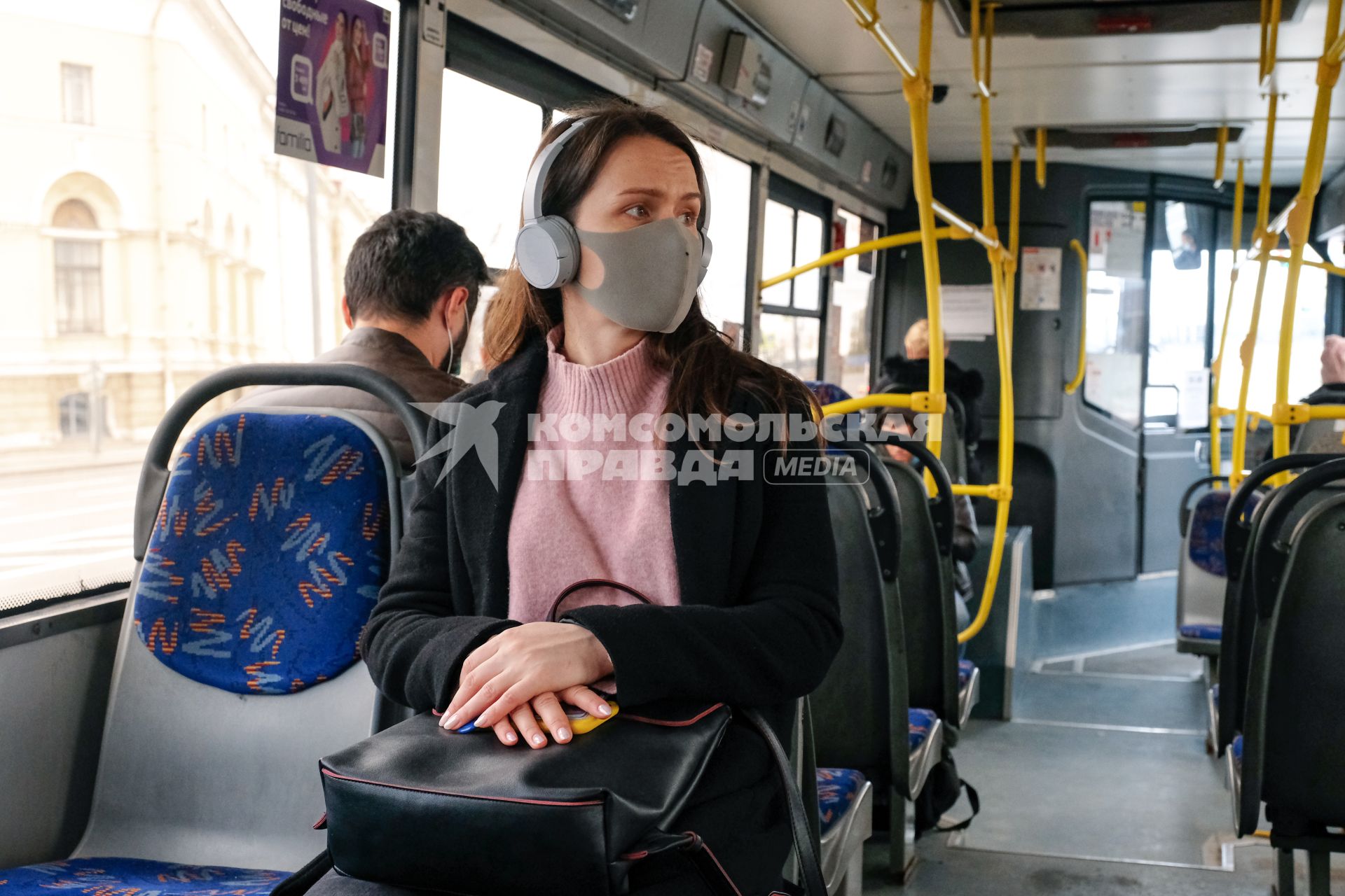 Санкт-Петербург. Пассажиры в общественном транспорте в медицинских масках.