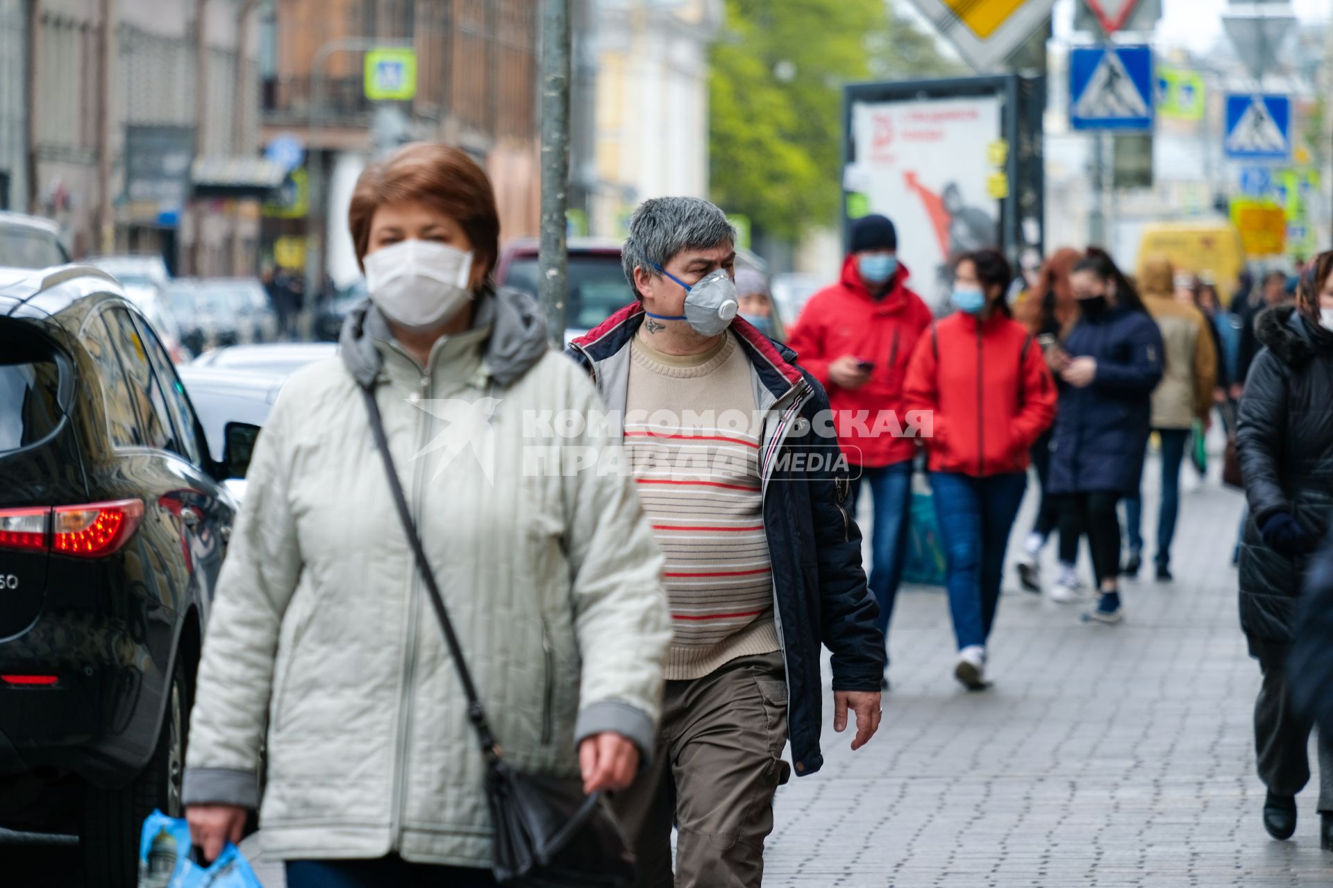 Санкт-Петербург. Прохожие в медицинских масках на улице города.