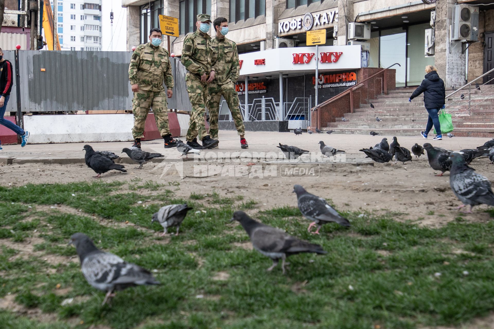 Москва.   Военнослужащие в медицинских масках.