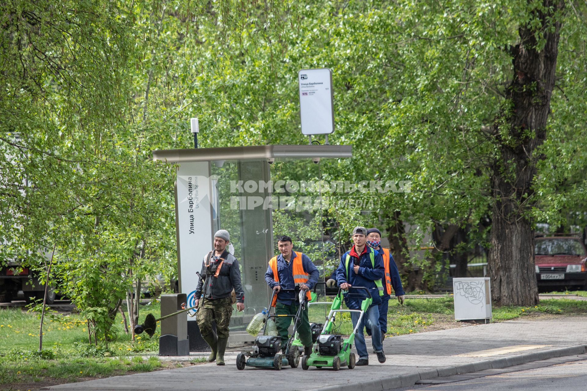 Москва. Сотрудники коммунальных служб с газонокосилками.