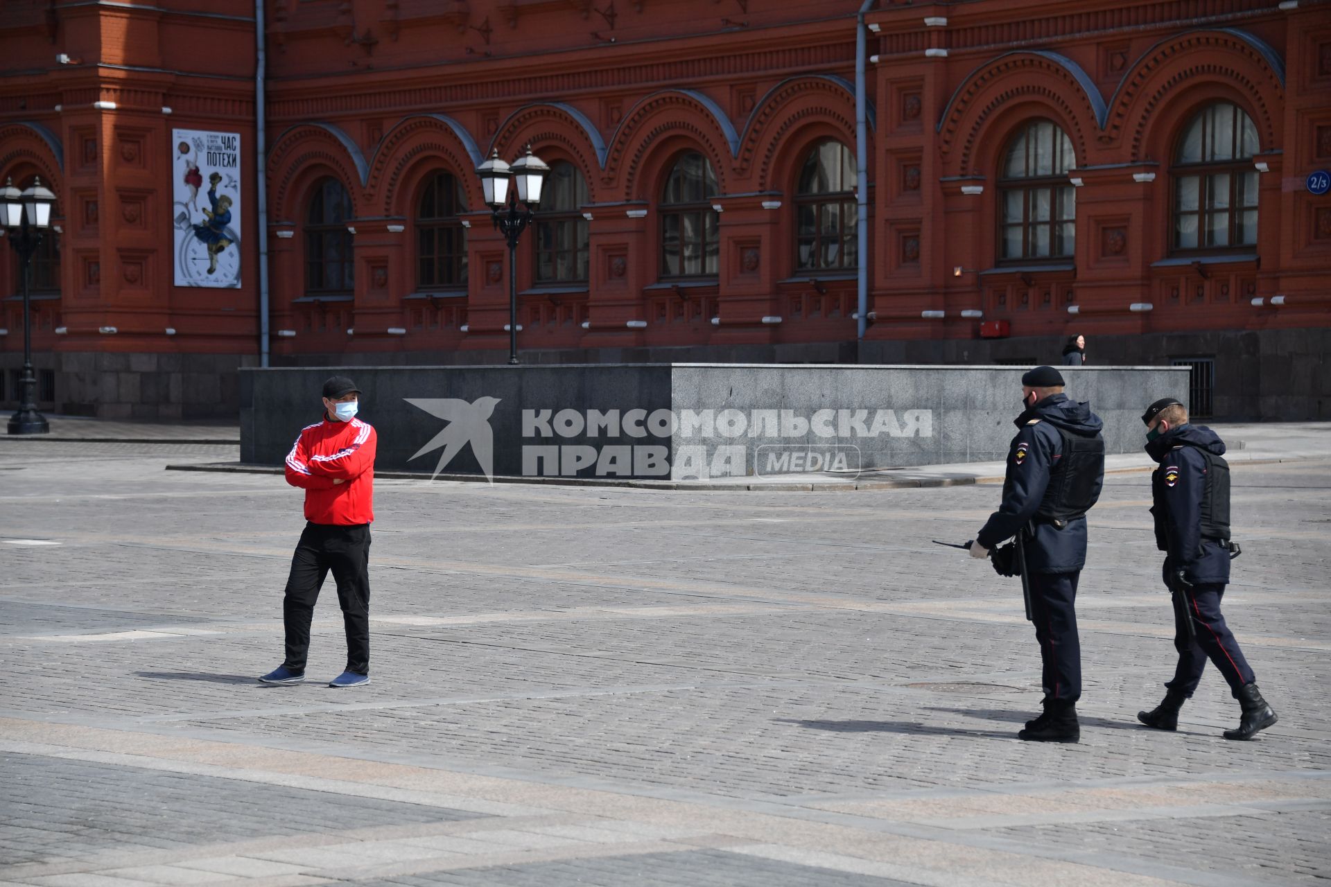 Москва. Пешеходы и сотрудники полиции на улице города.