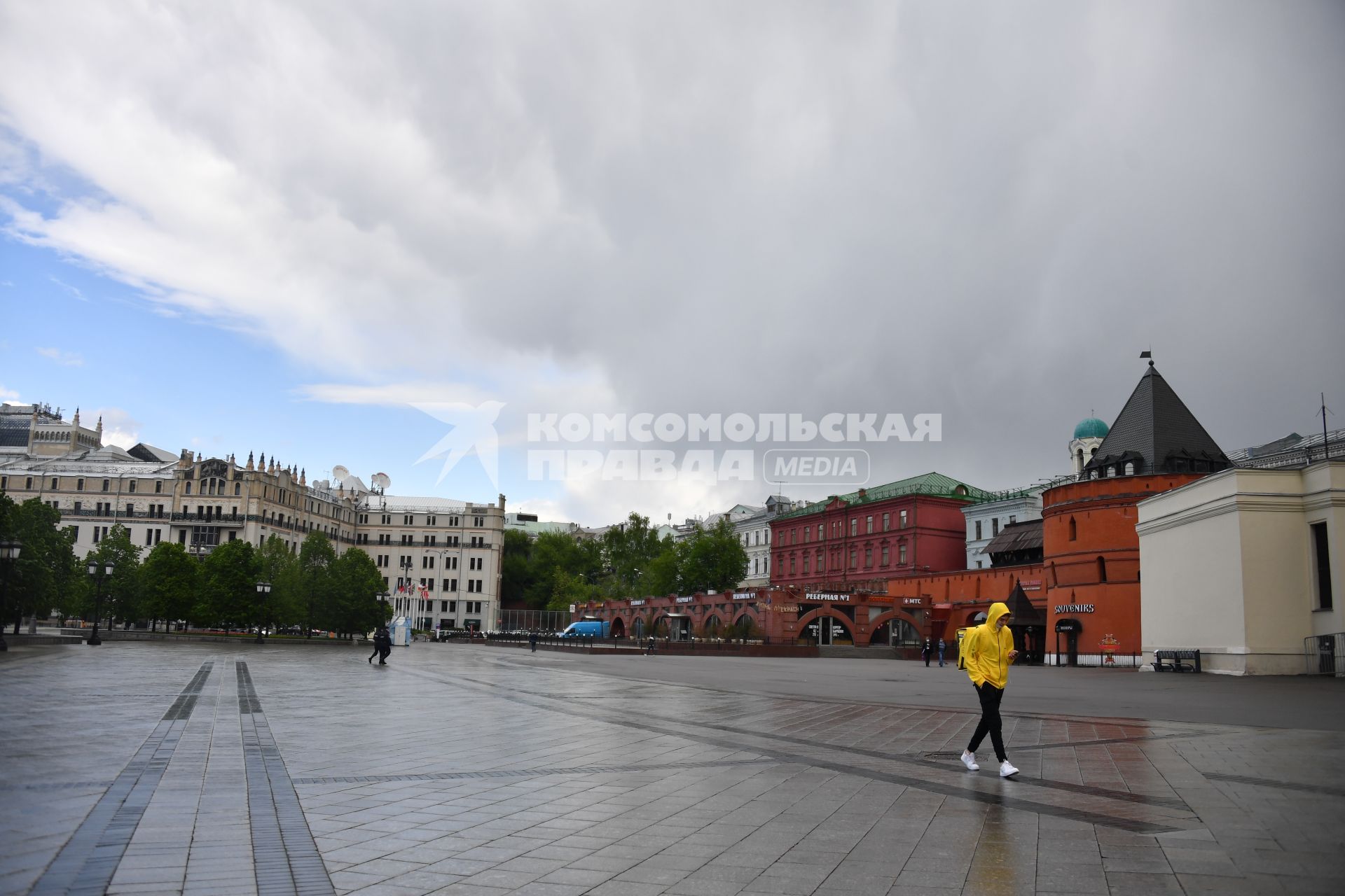 Москва. Вид на Площадь Революции без народа.