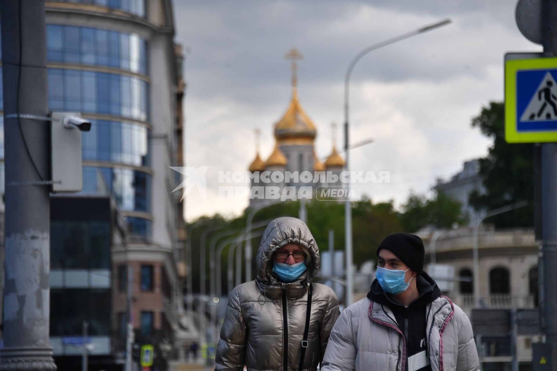 Москва. Прохожие  в медицинских  масках на улице города.