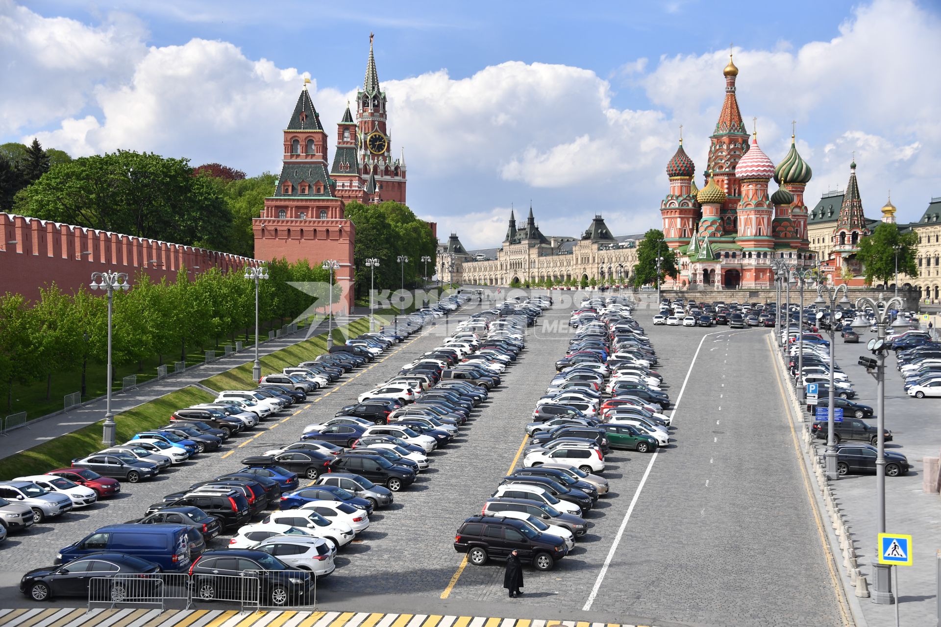 Москва. Стоянка машин на Васильевсом спуске.