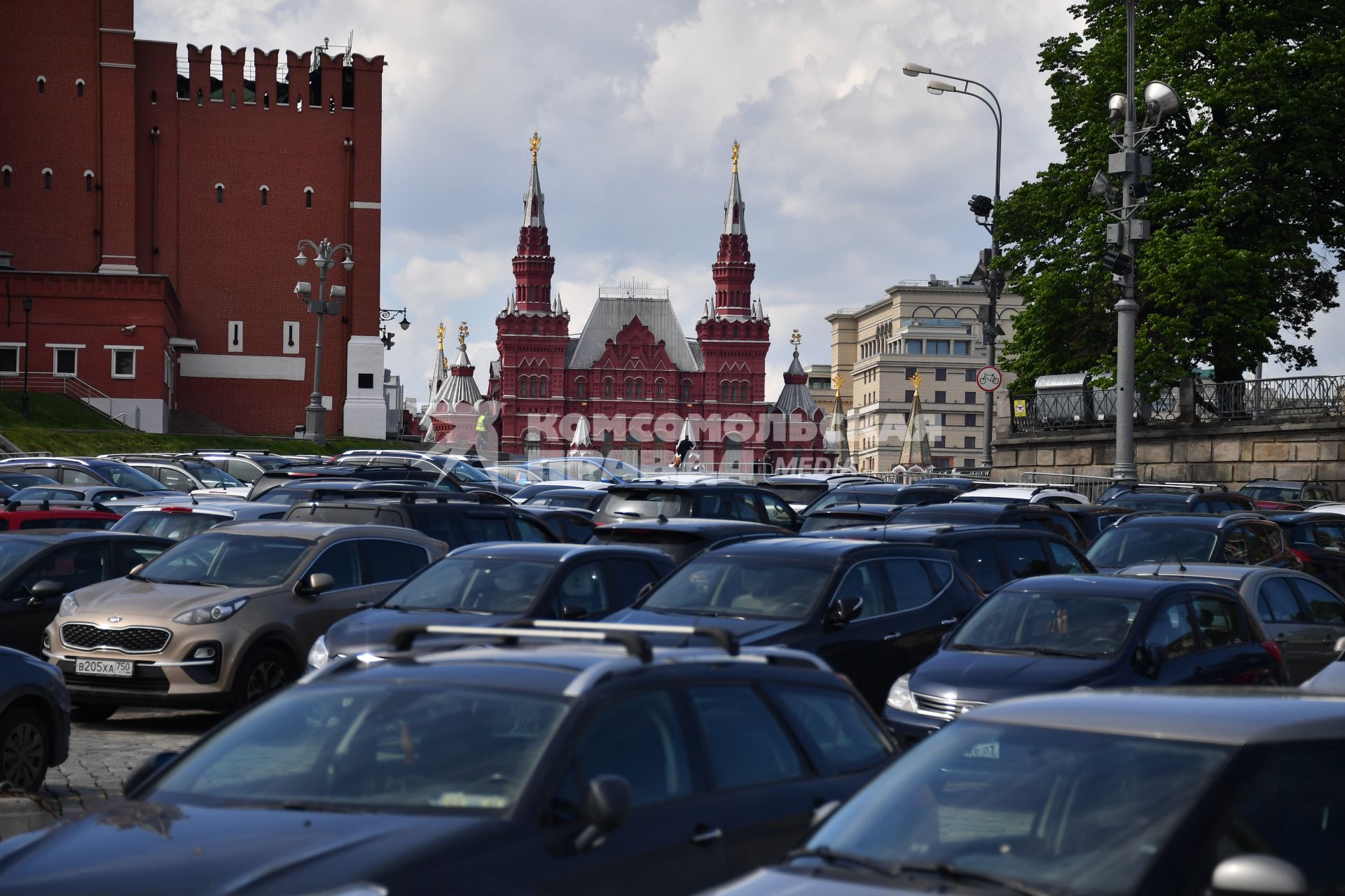 Москва. Стоянка машин на Васильевсом спуске.