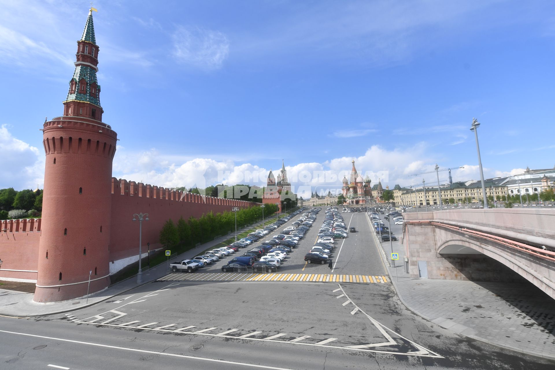 Москва. Стоянка машин на Васильевсом спуске.