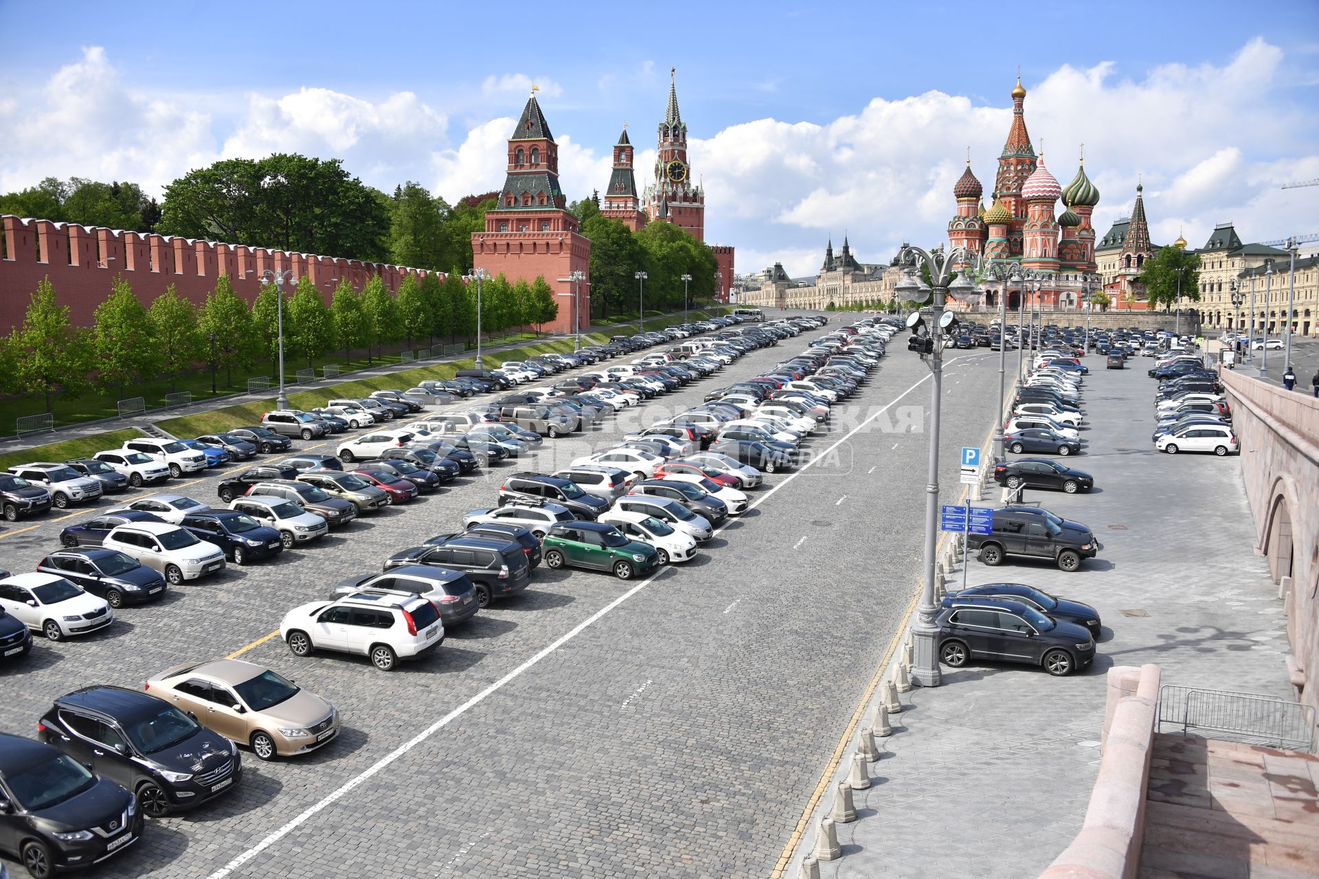 Москва. Стоянка машин на Васильевсом спуске.