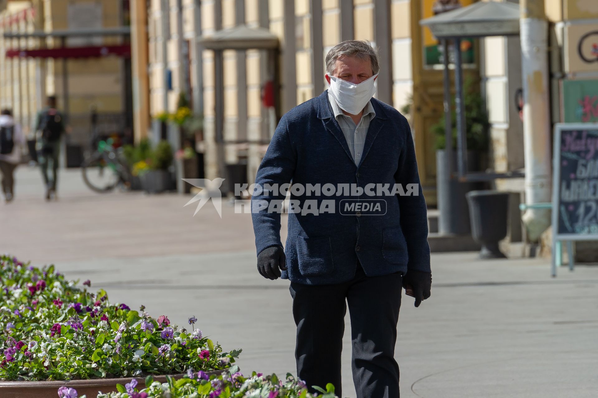 Санкт-Петербург. Мужчина в медицинской маске на улице.