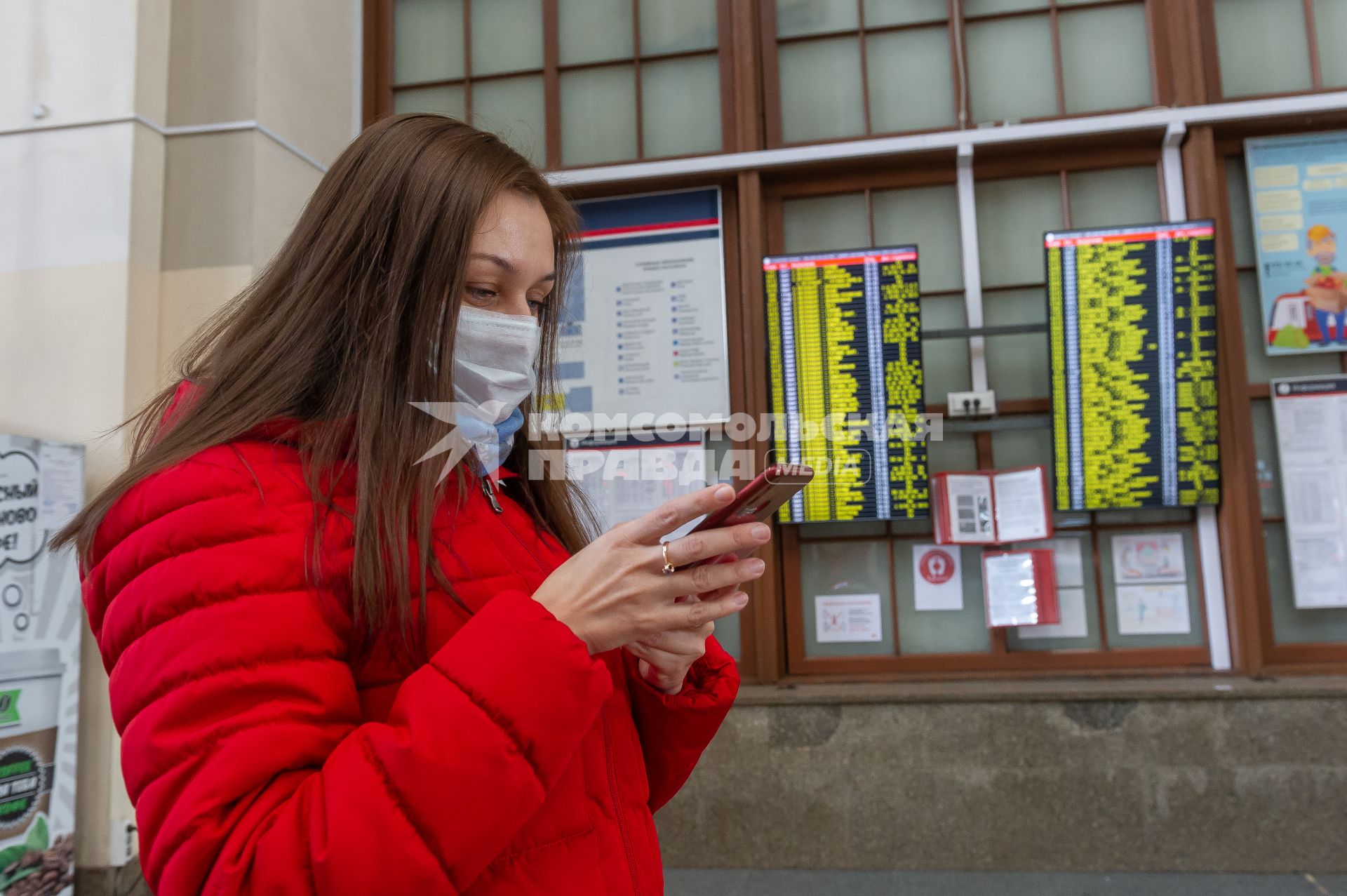 Санкт-Петербург. Девушка в медицинской маске  с мобильным телефоном.