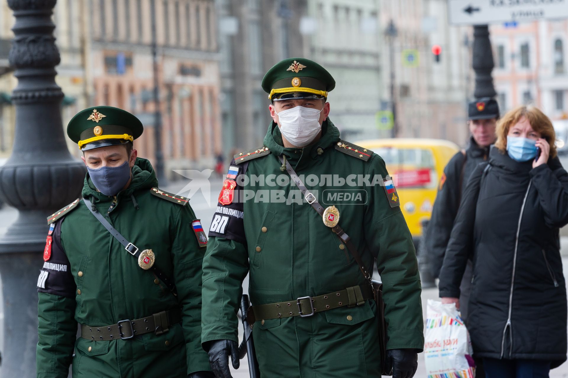 Санкт-Петербург. Военнослужащие в медицинских масках.