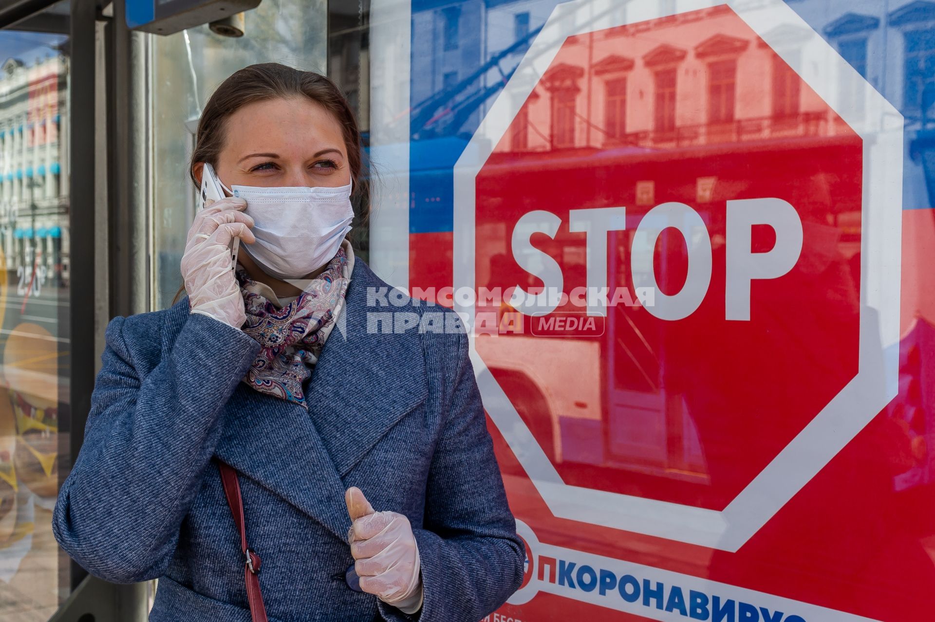 Санкт-Петербург. Девушка в медицинской маске на улице.