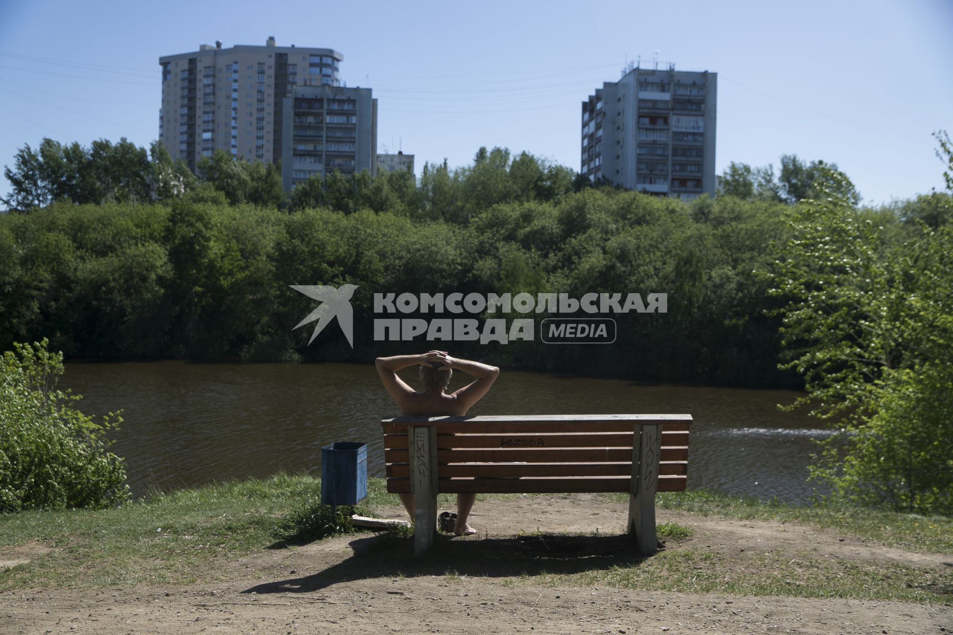 Екатеринбург. Мужчина загорает на скамейке в парке во время режима самоизоляции введеного для нераспространения новой коронавирусной инфекции COVID-19