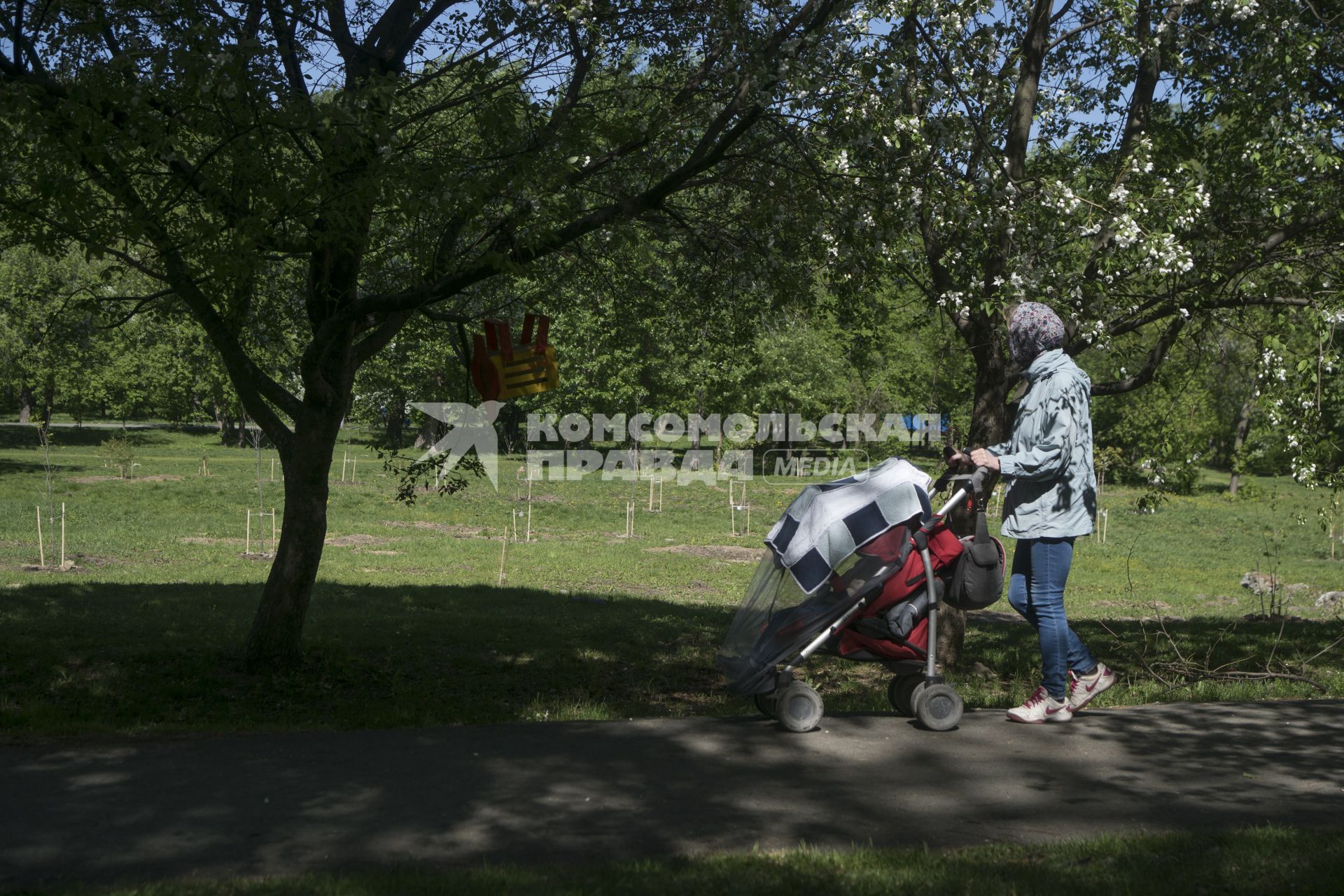 Екатеринбург. Женщина гуляет с реенком в детской коляске, в парке во время режима самоизоляции введеного для нераспространения новой коронавирусной инфекции COVID-19