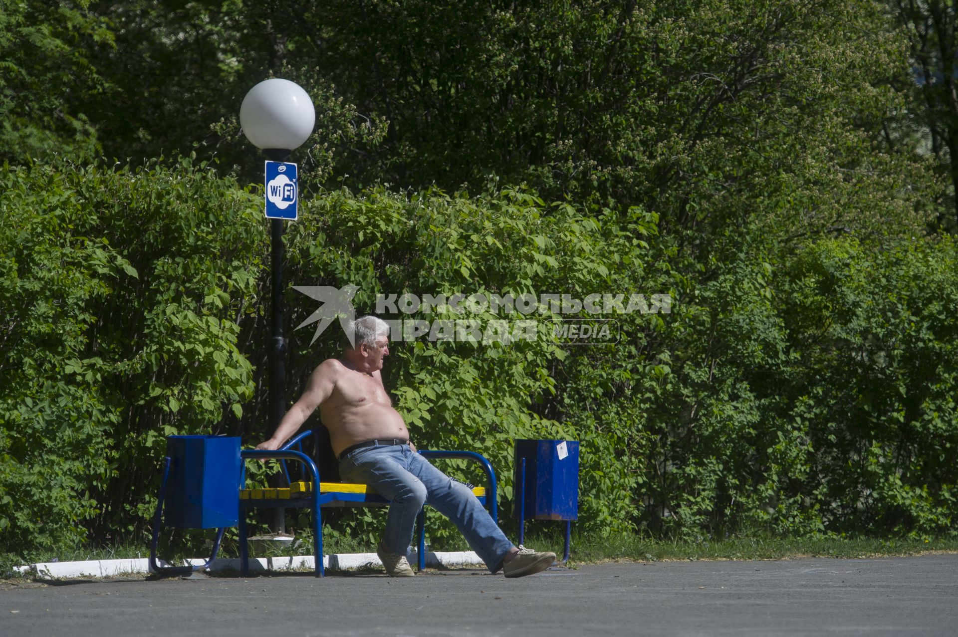 Екатеринбург. Мужчина загорает на скамейке в парке во время режима самоизоляции введеного для нераспространения новой коронавирусной инфекции COVID-19